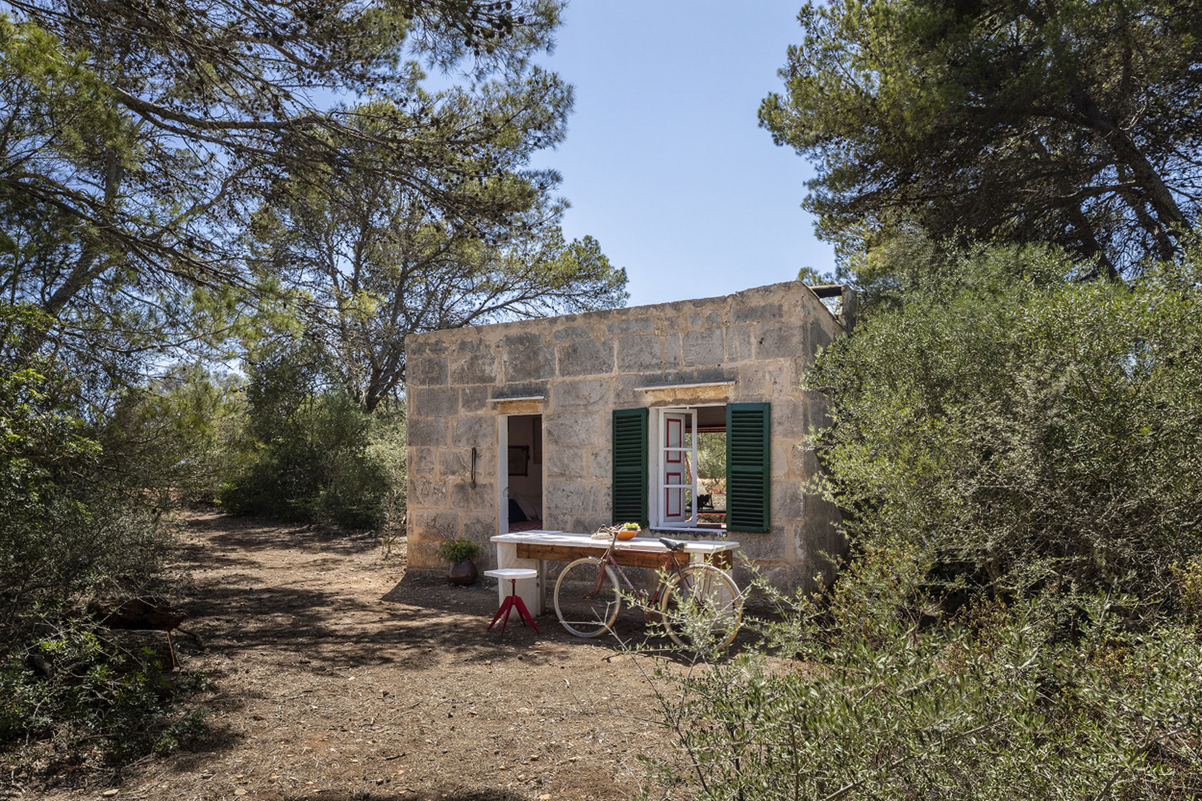 En Mallorca es común la existencia de numerosos cobertizos rurales abandonados, y este ha resucitado para una nueva vida.