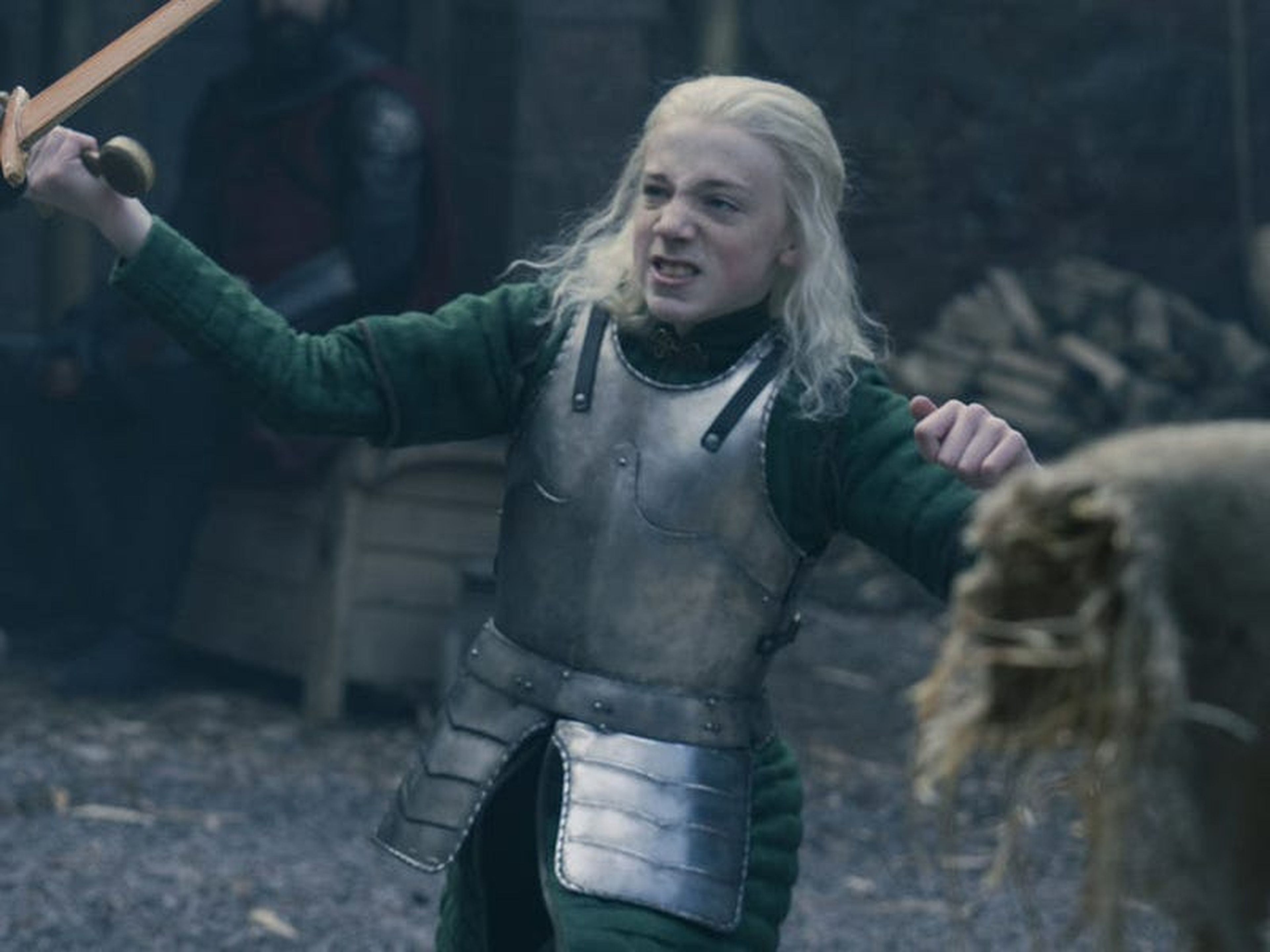 Aemond Targaryen luchando con Ser Criston Cole en 'La casa del dragón'.