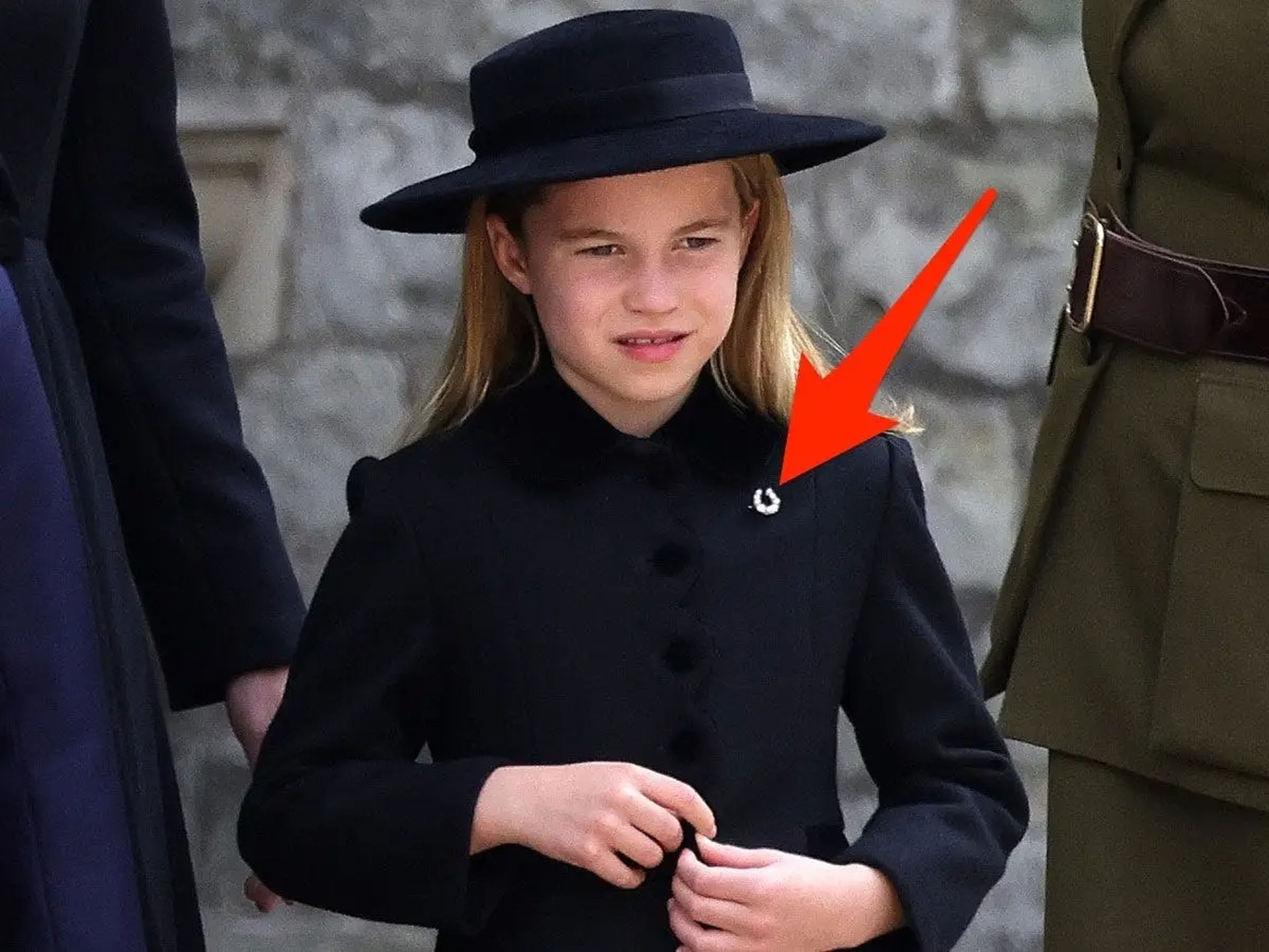 La reina le regaló a su bisnieta un broche.