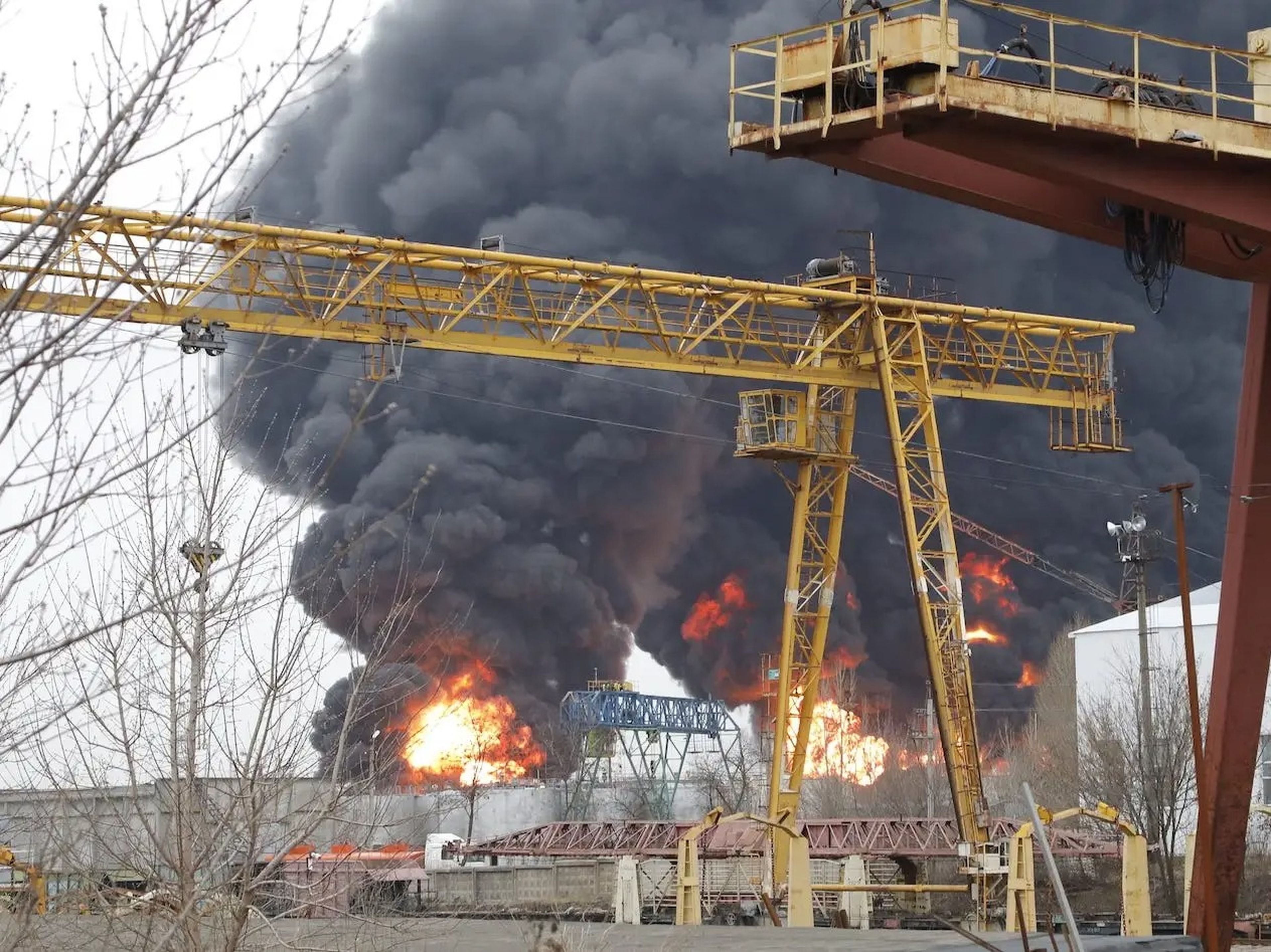 Una refinería de petróleo en la ciudad rusa de Belgorod, el 1 de abril, tras un ataque que el gobernador regional atribuyó a Ucrania.