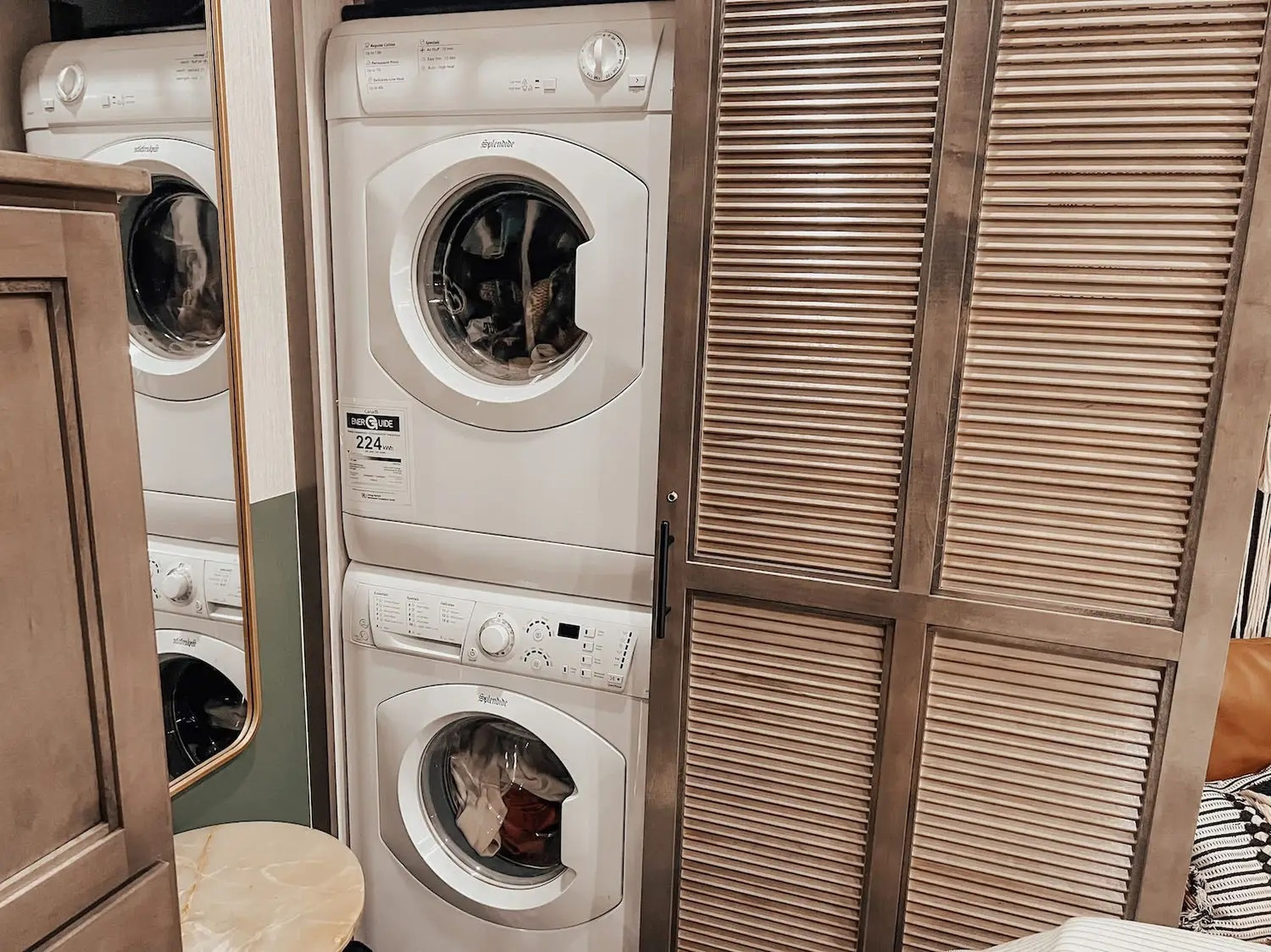La instalación de la lavadora y la secadora en la autocaravana de Kirsten Trout.