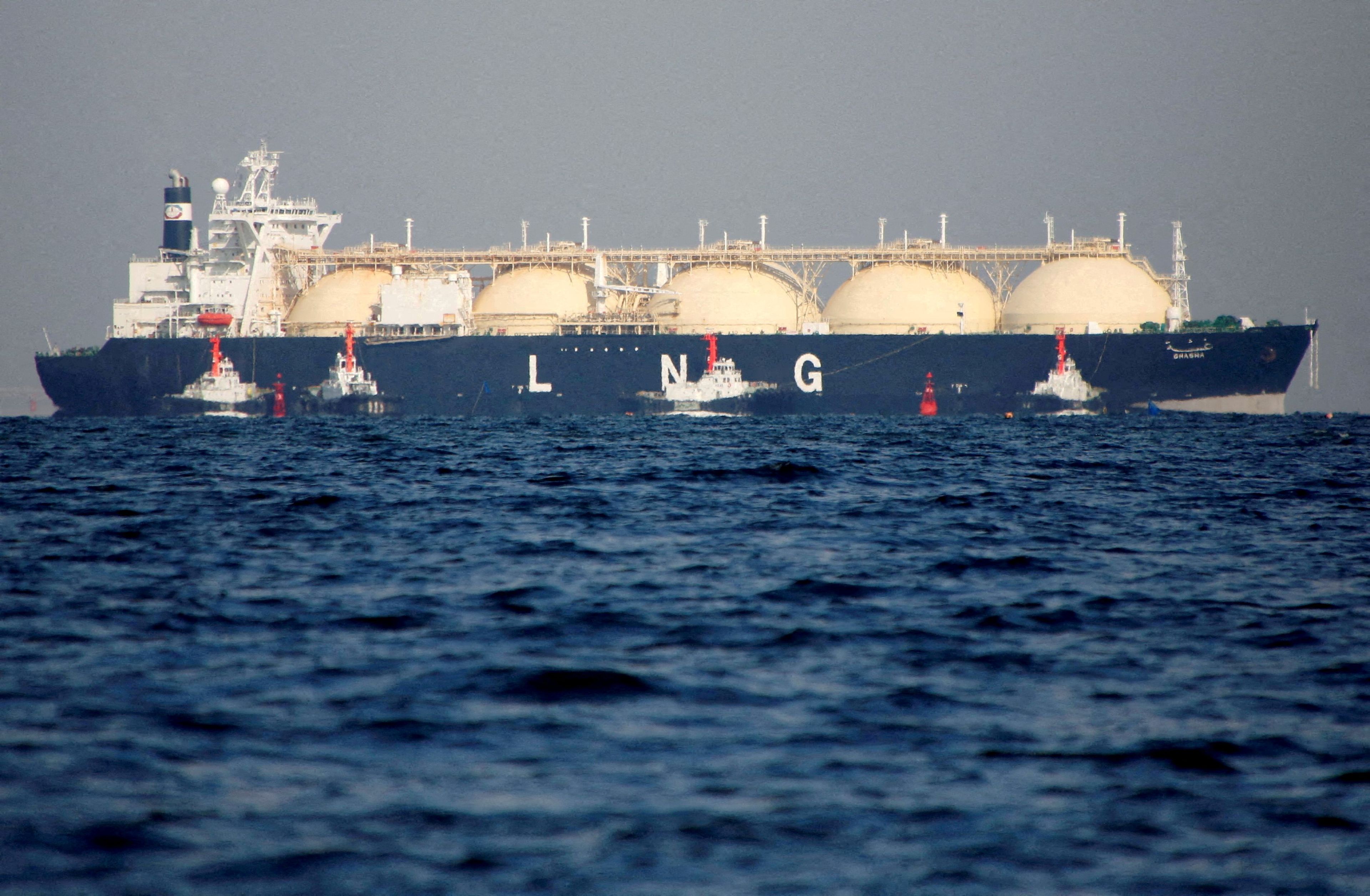 Un barco que transporta gas natural licuado.