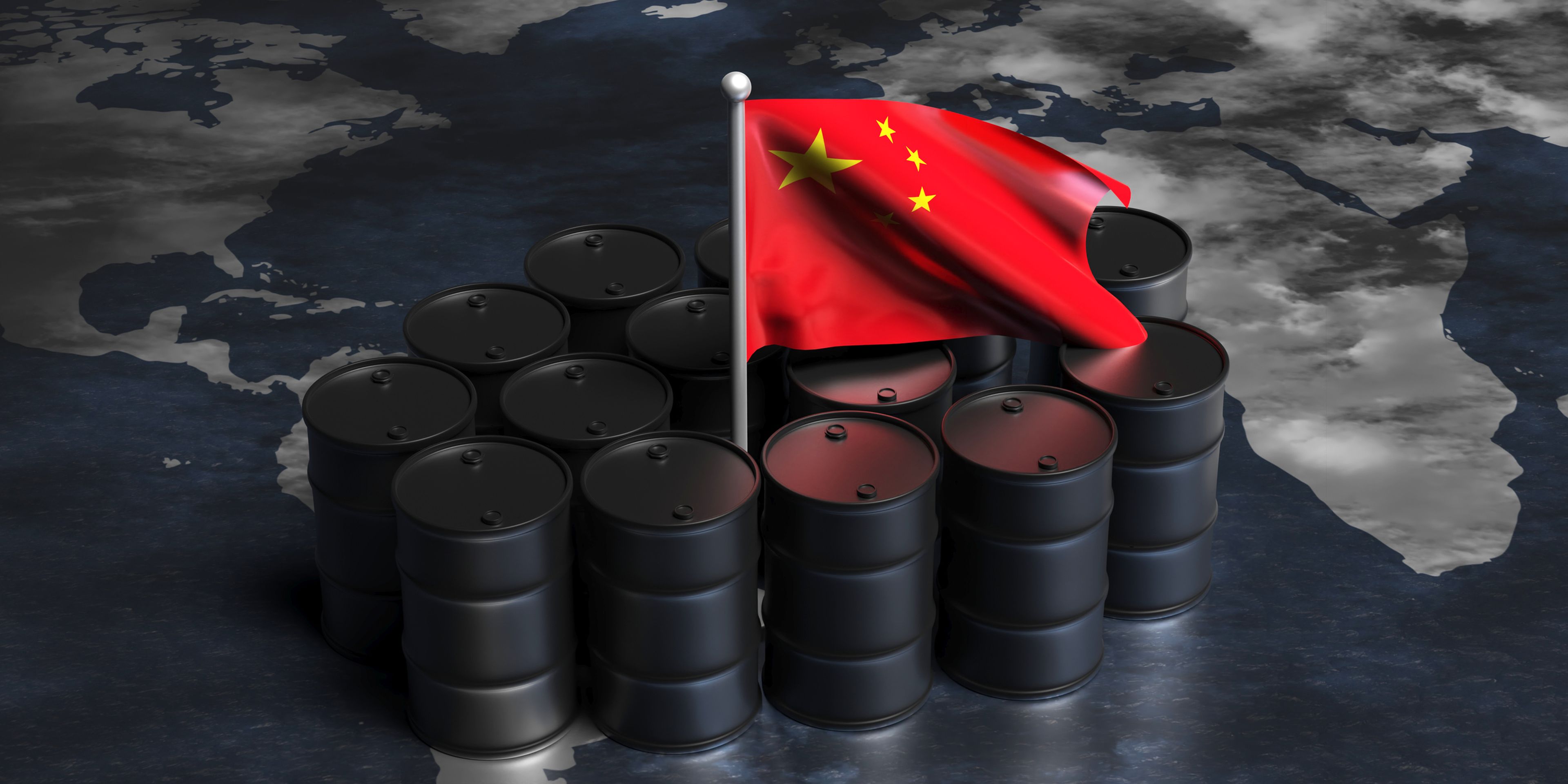 Barriles de petróleo con la bandera de China.