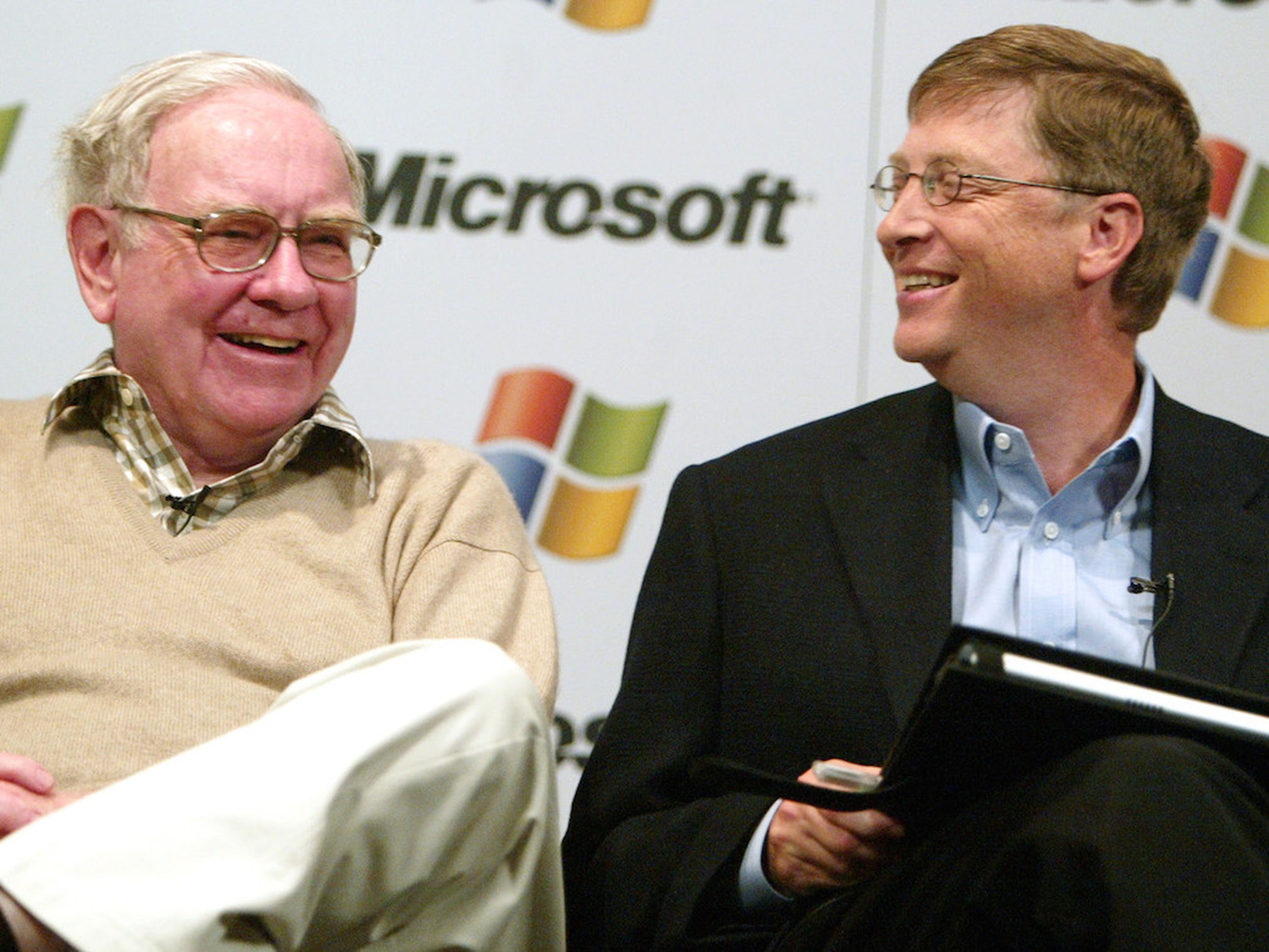 Bill Gates (d), presidente y director de software de Microsoft, se ríe junto a Warren Buffett, CEO de Berkshire Hathaway, el 21 de mayo de 2003.