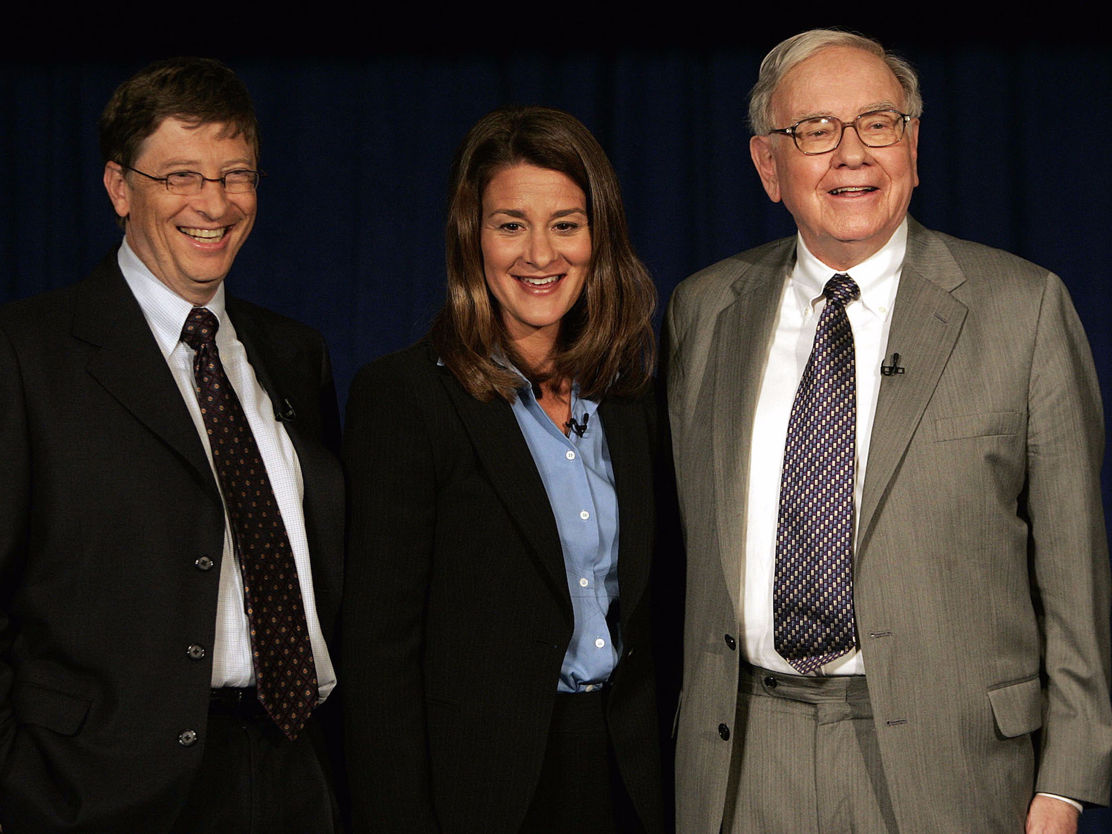 Bill y Melinda Gates junto a Warren Buffet.