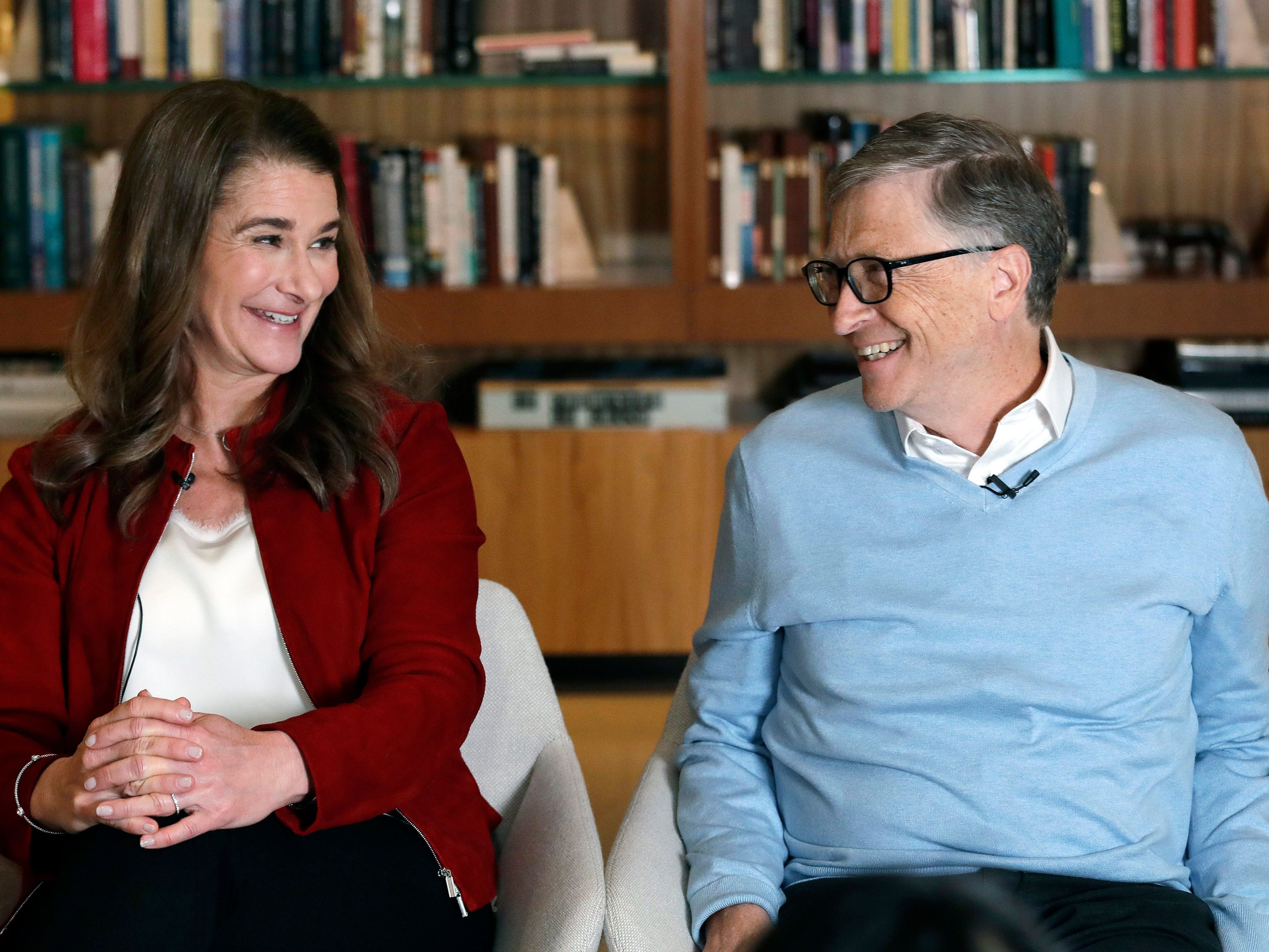 Bill y Melinda Gates se sonríen durante una entrevista en Kirkland, Washington, el 1 de febrero de 2019.