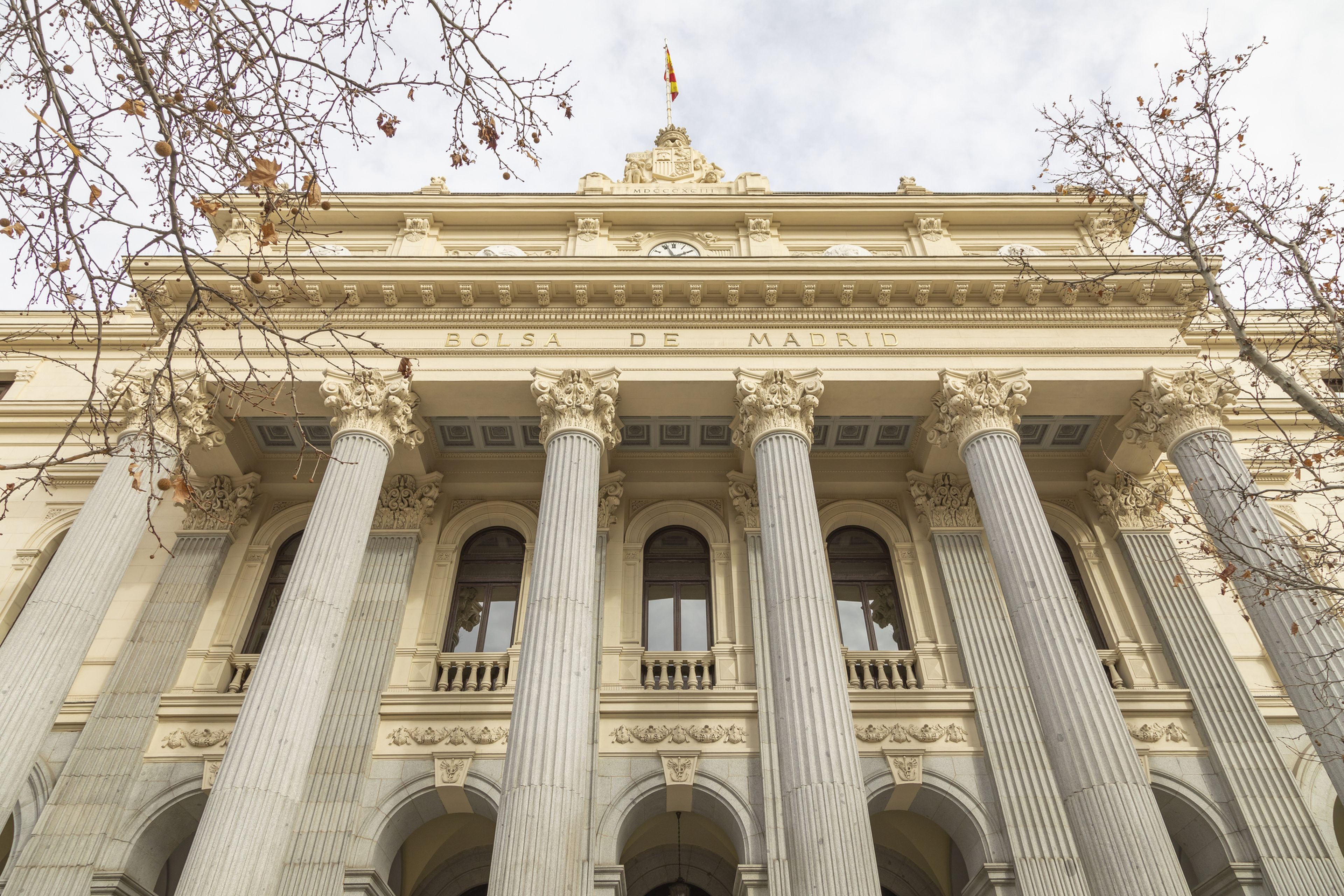 La Bolsa de Madrid, fundada en 1831, es el principal mercado de valores de España.