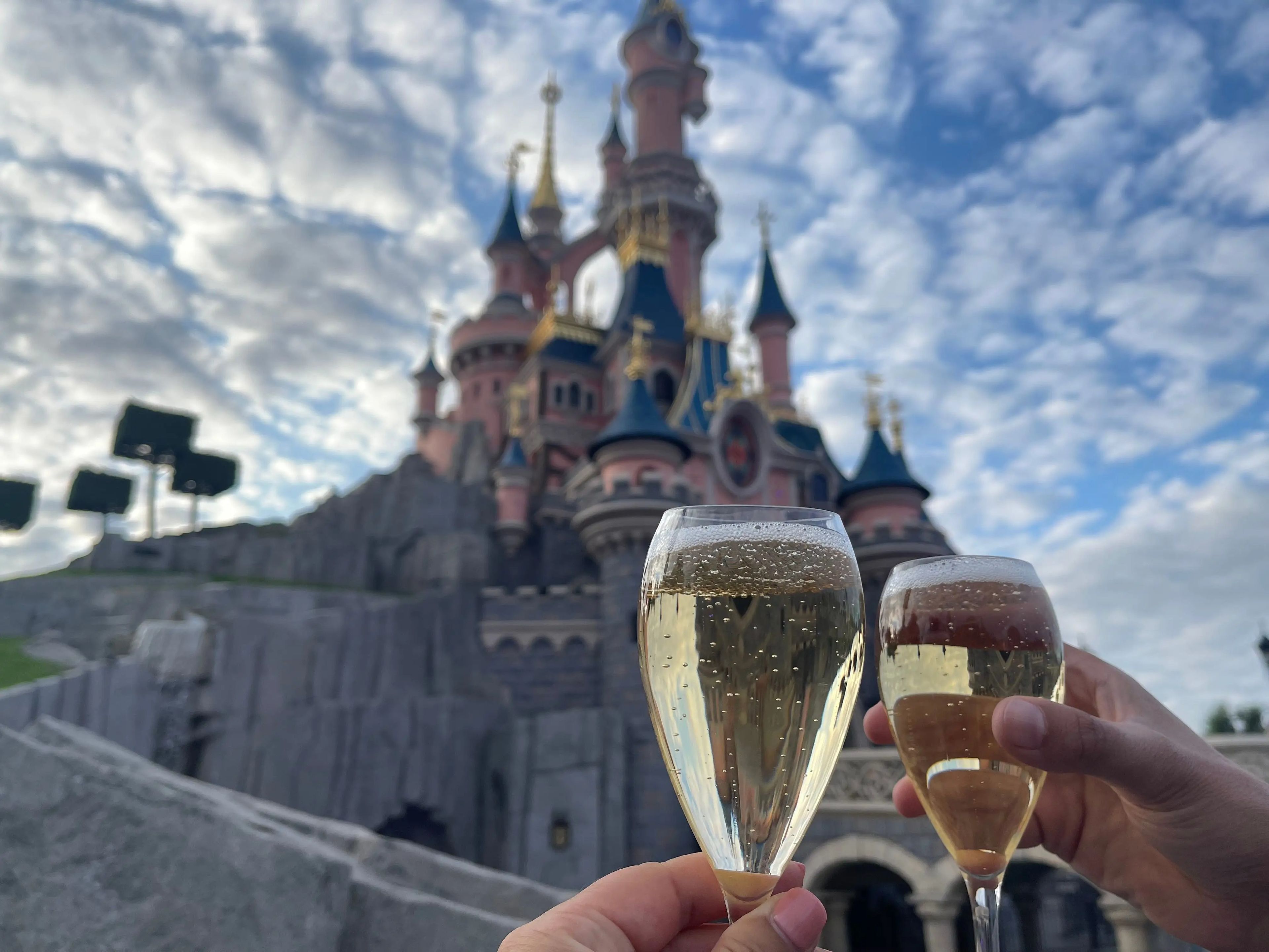 Brindando con champan enfrente del castillo de Disney.