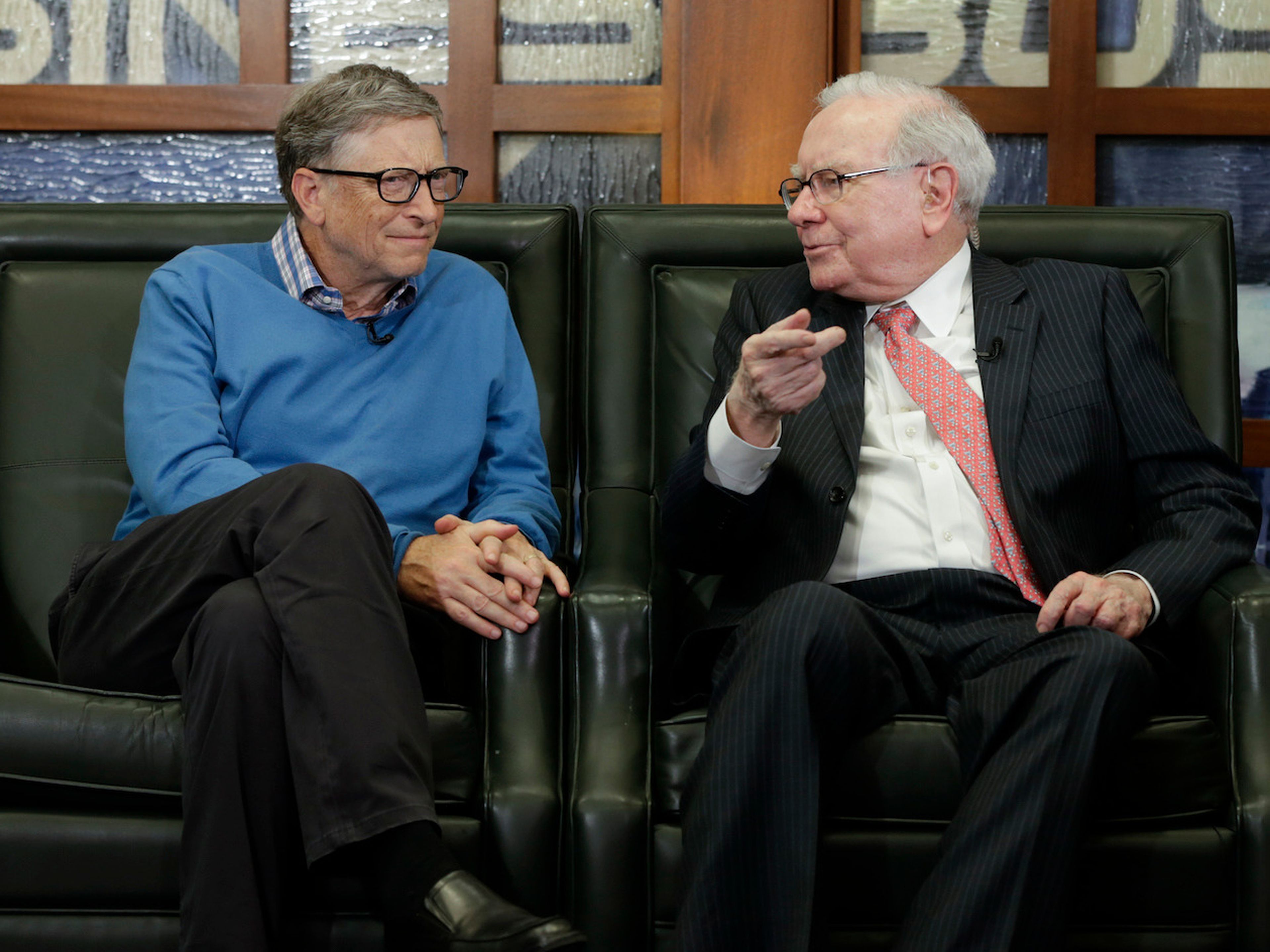 Buffett, a la derecha, y Bill Gates, durante una entrevista realizada por Liz Claman de la cadena Fox Business en Omaha, Nebraska, el 8 de mayo de 2017.