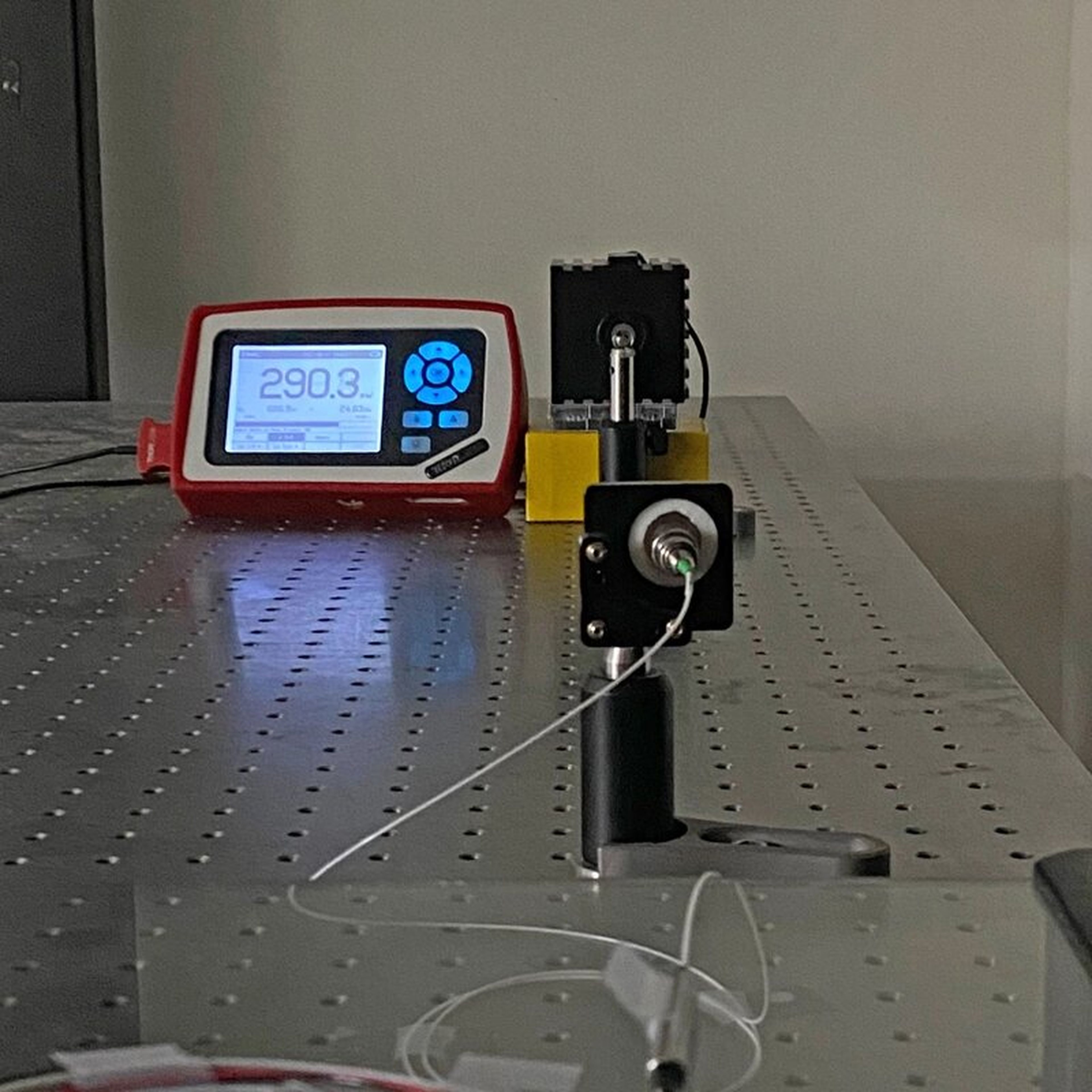 Transmisor y receptor láser sobre una mesa durante el experimento.