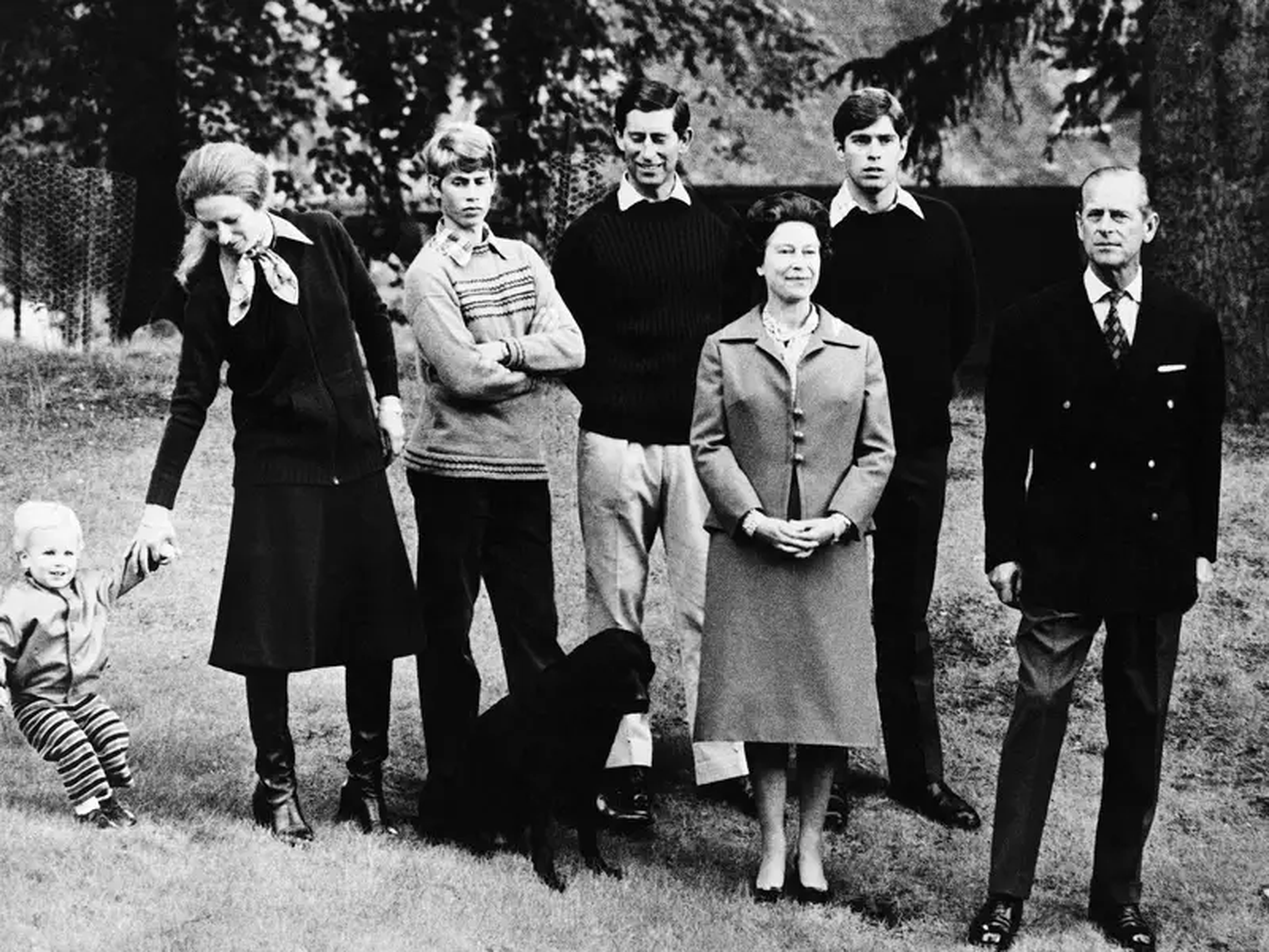 La familia real británica (de izquierda a derecha): Peter Phillips, Ana, princesa real, el príncipe Eduardo, conde de Wessex, el príncipe Carlos, príncipe de Gales, la reina Isabel, el príncipe Andrés, duque de York, y el príncipe Felipe.