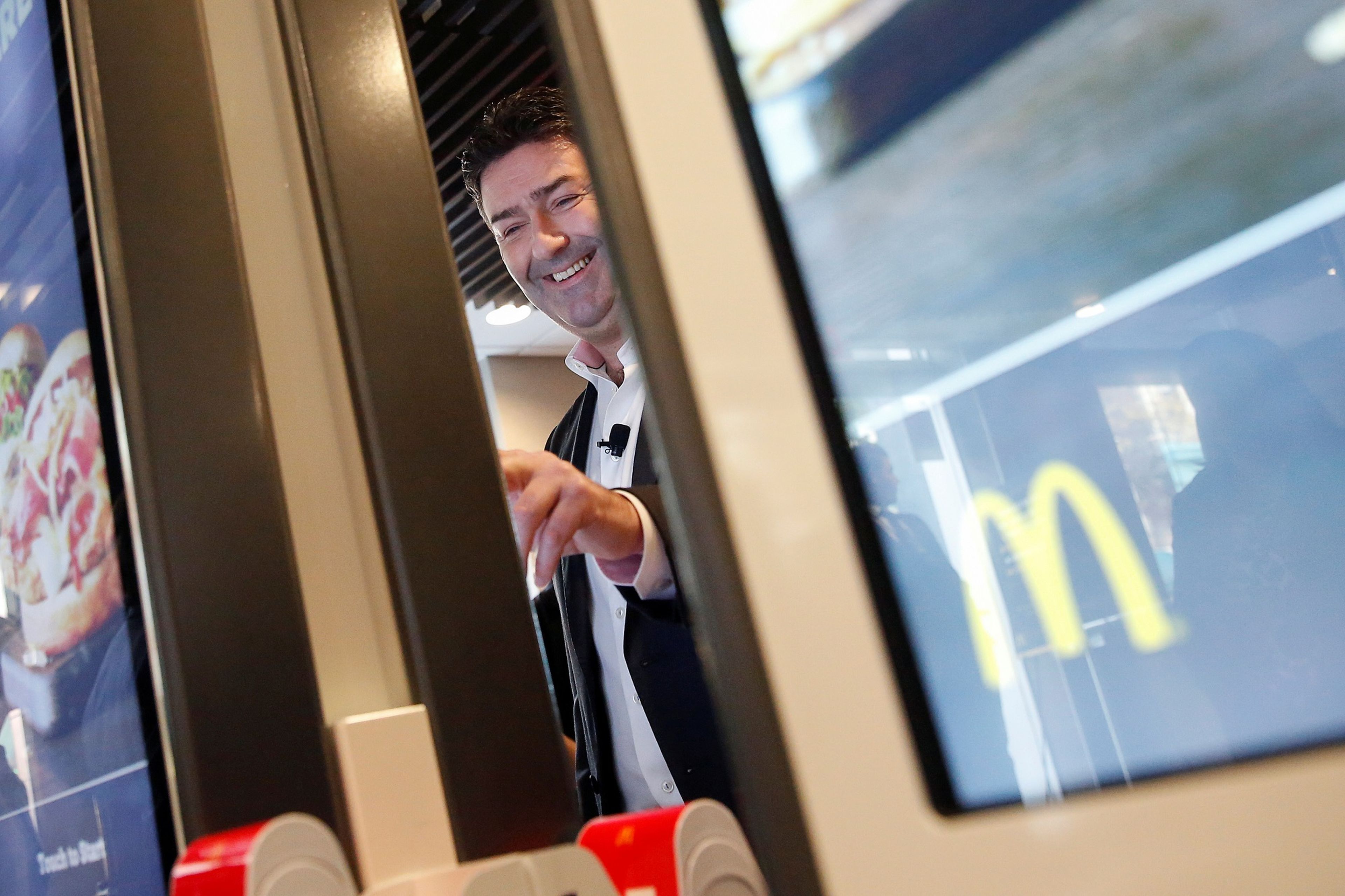 El CEO de McDonald's, Steve Easterbrook, en un puesto para pedir su menú.