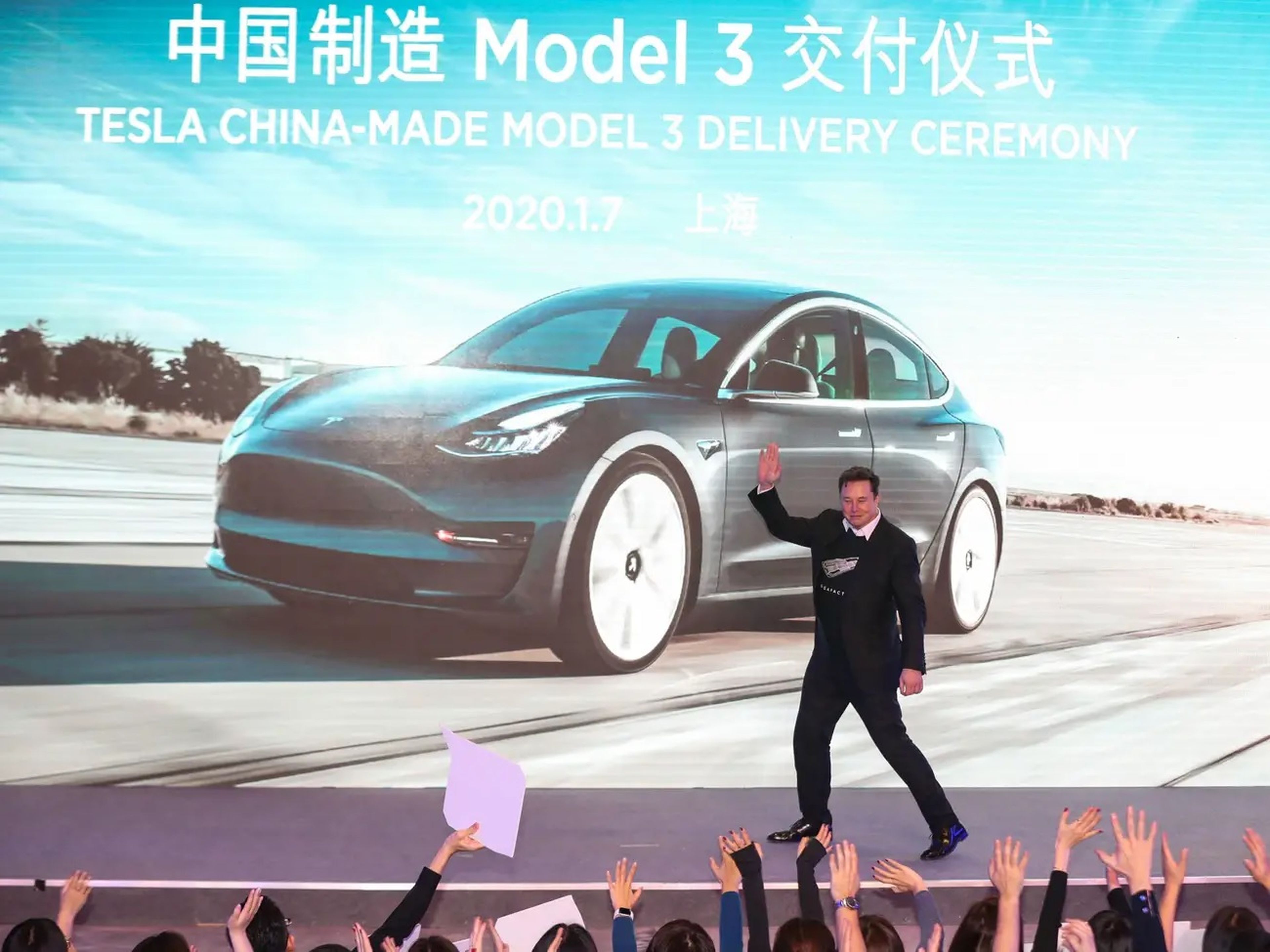 El CEO de Tesla, Elon Musk, saludando.