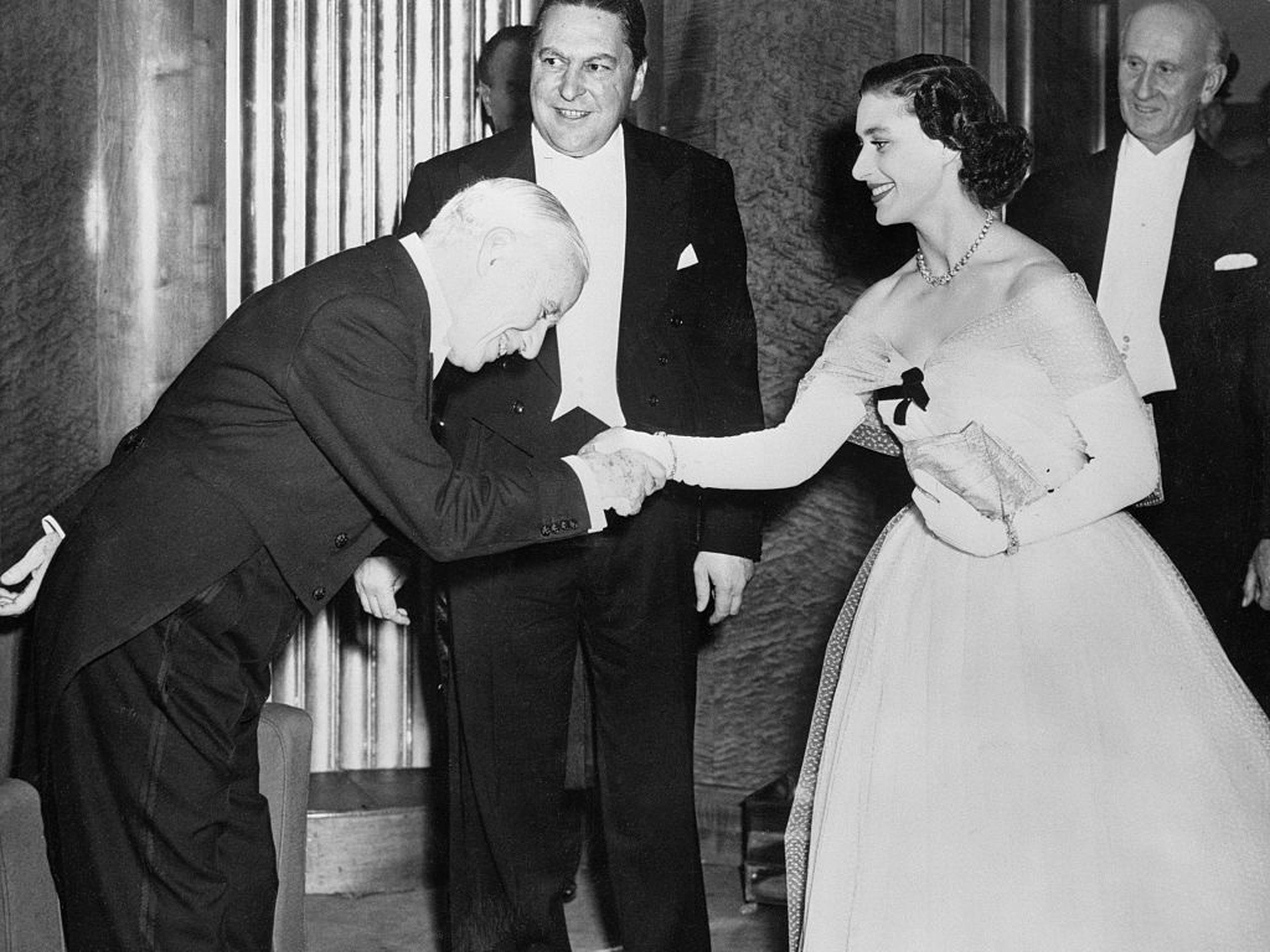 Charlie Chaplin hace una reverencia a la princesa Margarita en 1952.
