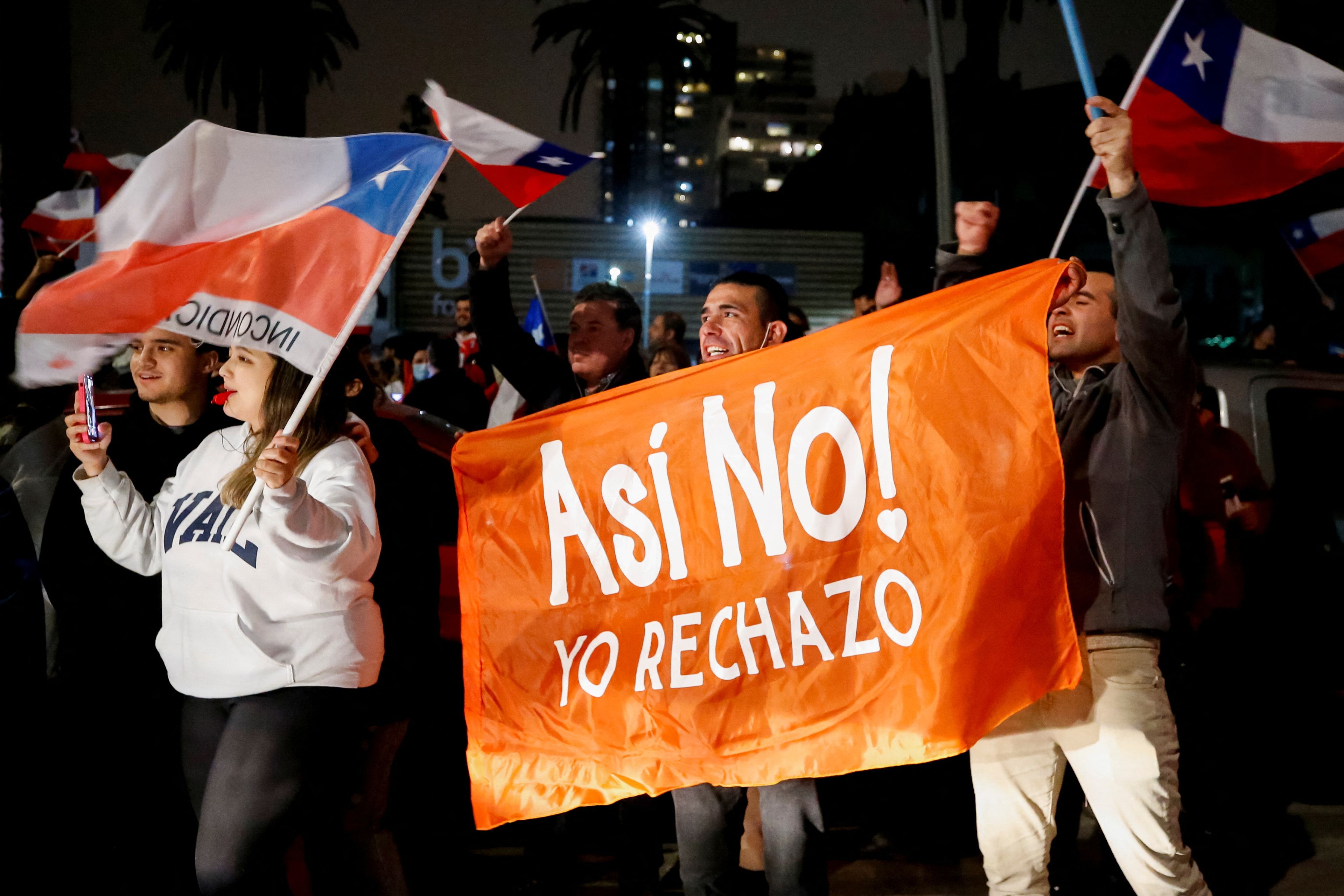Los chilenos han rechazado la propuesta de una nueva Constitución, lo que mantiene de momento el texto actual redactado en 1980 por la dictadura militar de Pinochet.