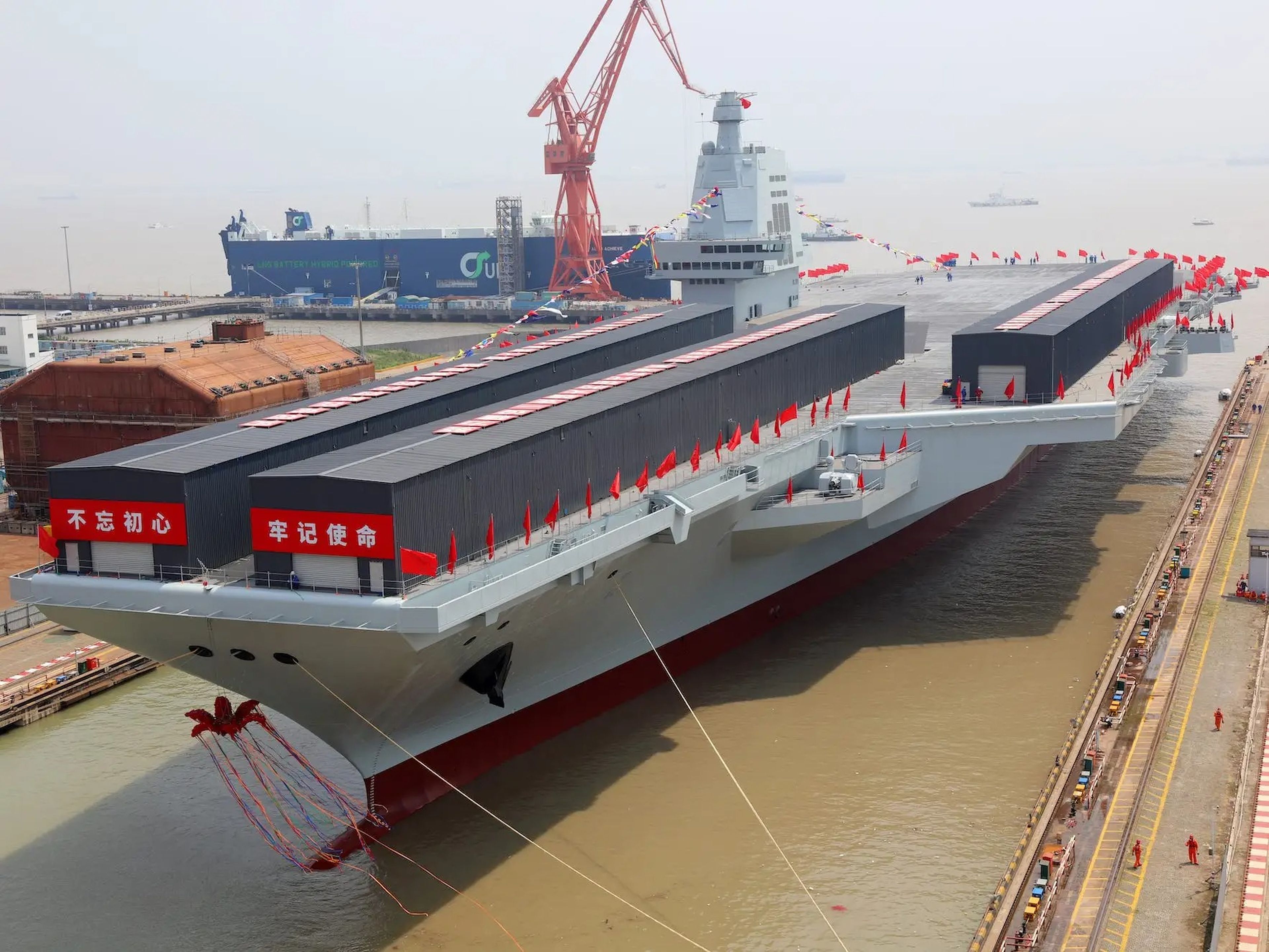 El tercer portaaviones de China, el Fujian, en su ceremonia de botadura en Shangai el 17 de junio de 2022.