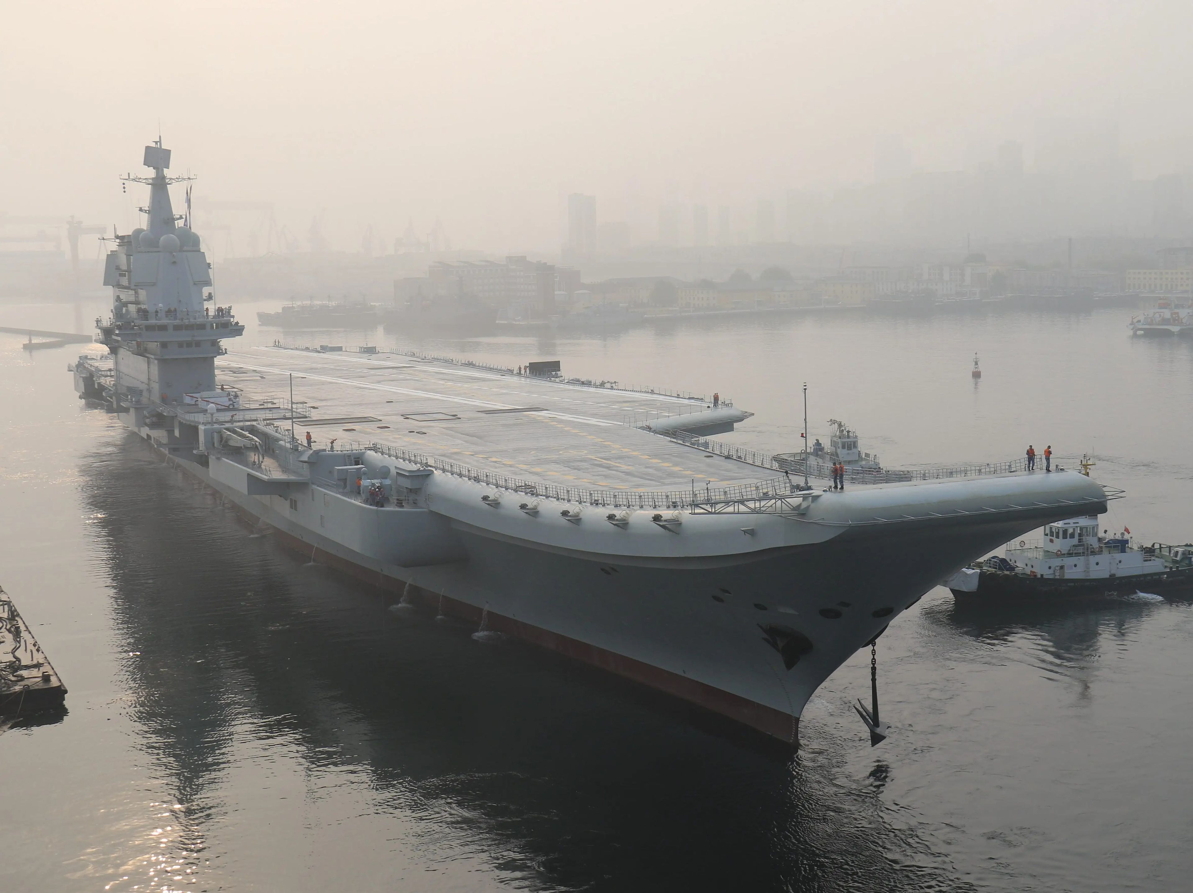 El primer portaaviones de fabricación nacional de China, conocido como Type 001A, sale del puerto de la ciudad nororiental de Dalian a primera hora del 13 de mayo de 2018.