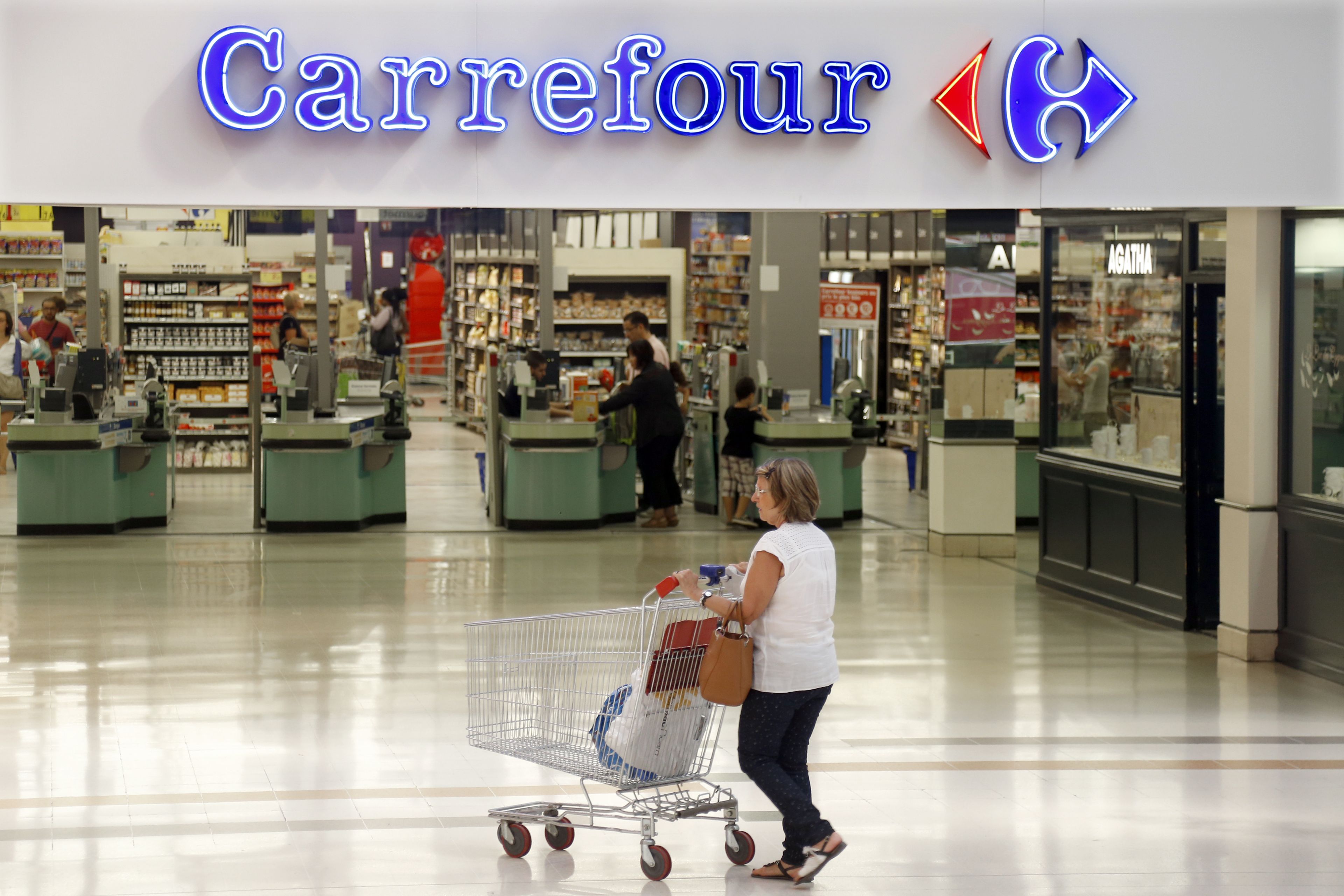 Una clienta en un supermercado de Carrefour
