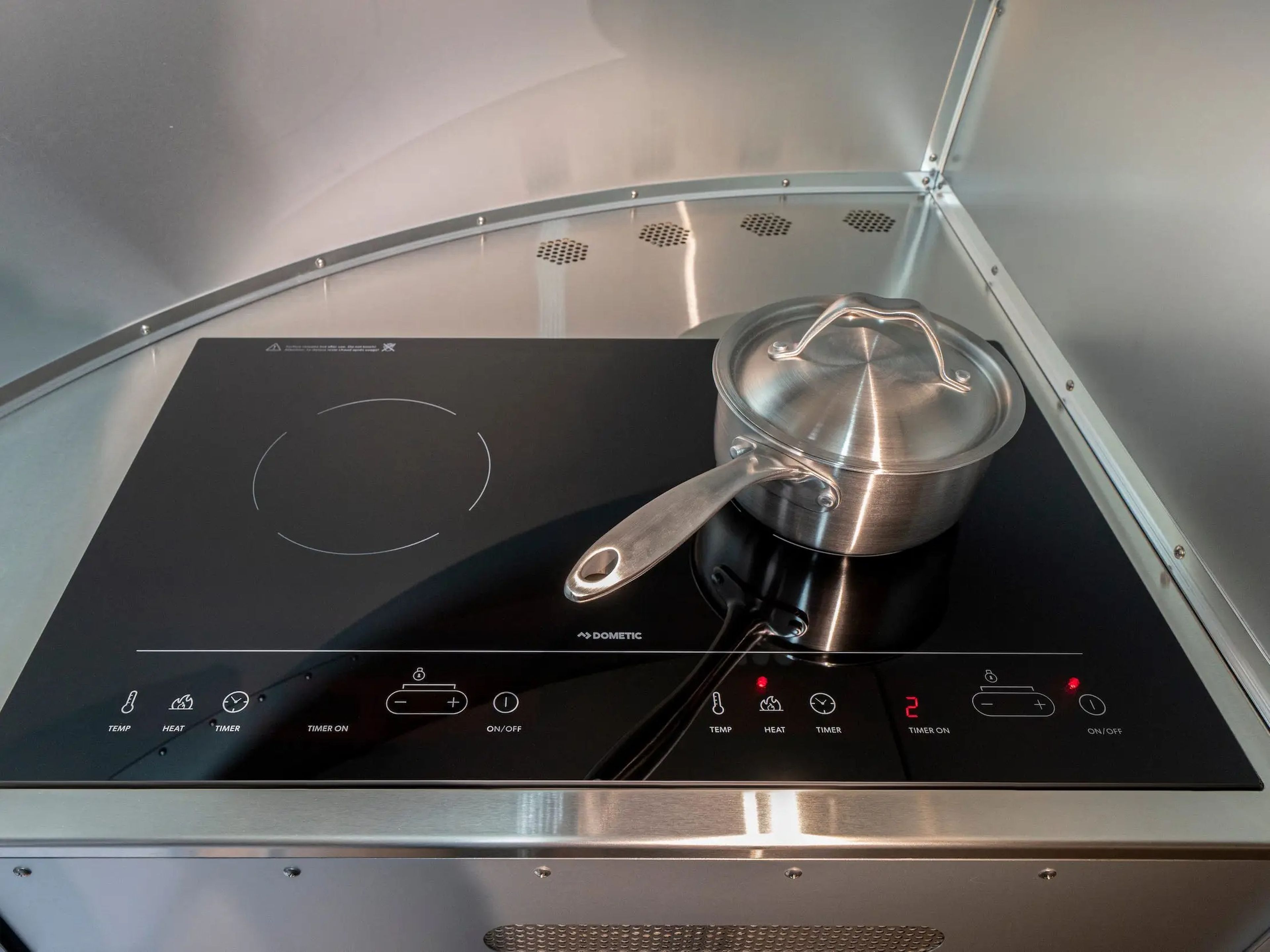 The cooktop with a pot inside the Bowlus Volterra