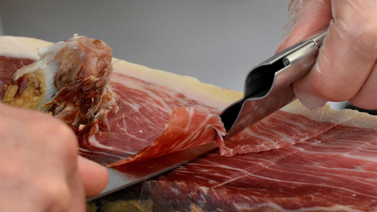 ¿Sale más barato comprar un jamón entero o en lonchas? Descubre cómo ahorrar esta Navidad