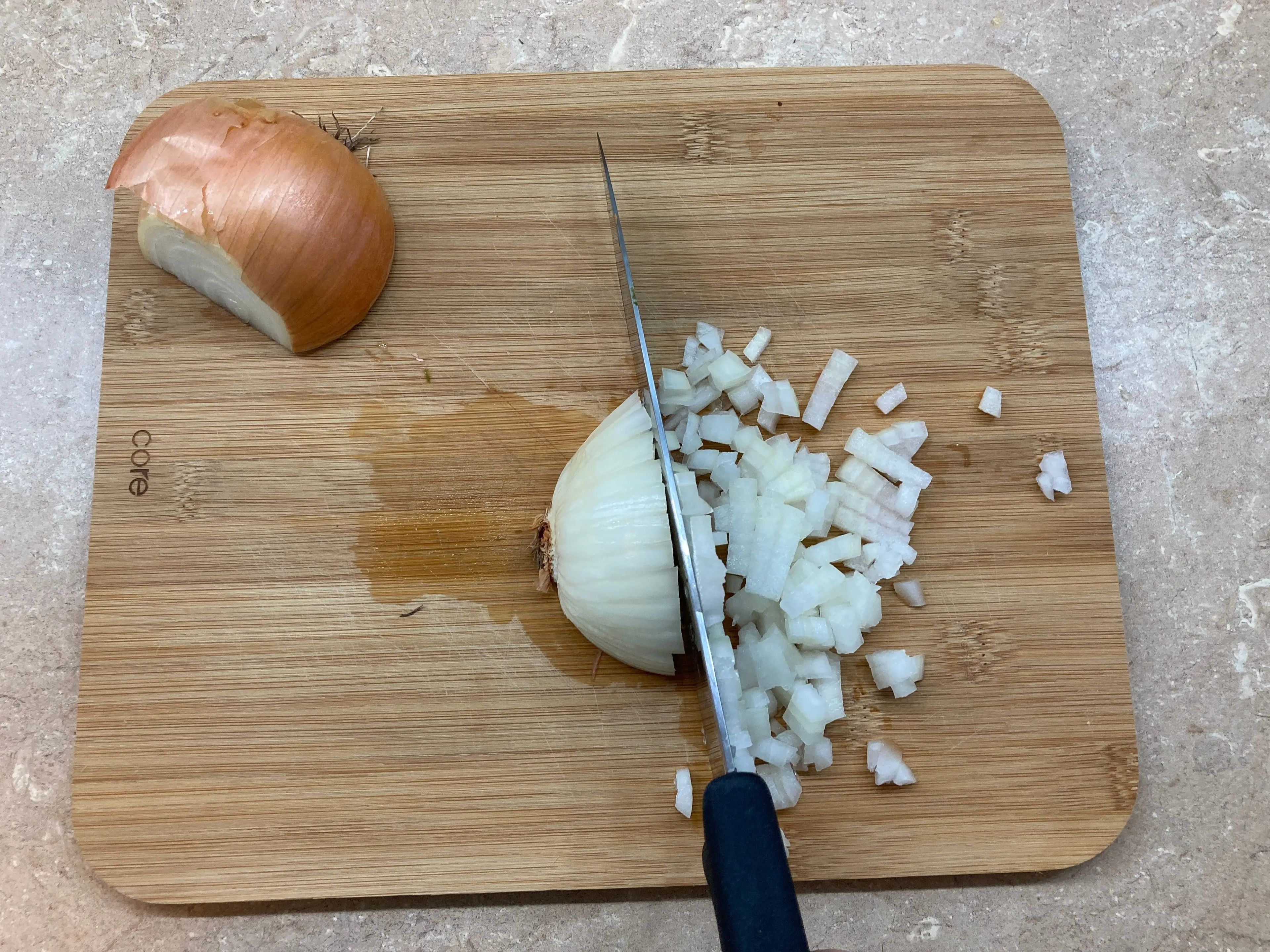 Cortando cebolla.