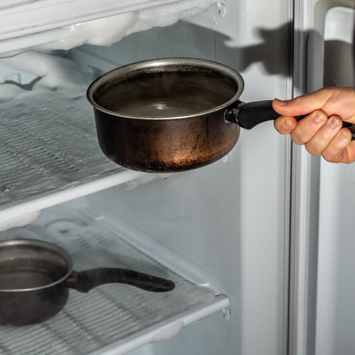 ¿Es posible descongelar el congelador sin desenchufarlo y con solo una  patata?