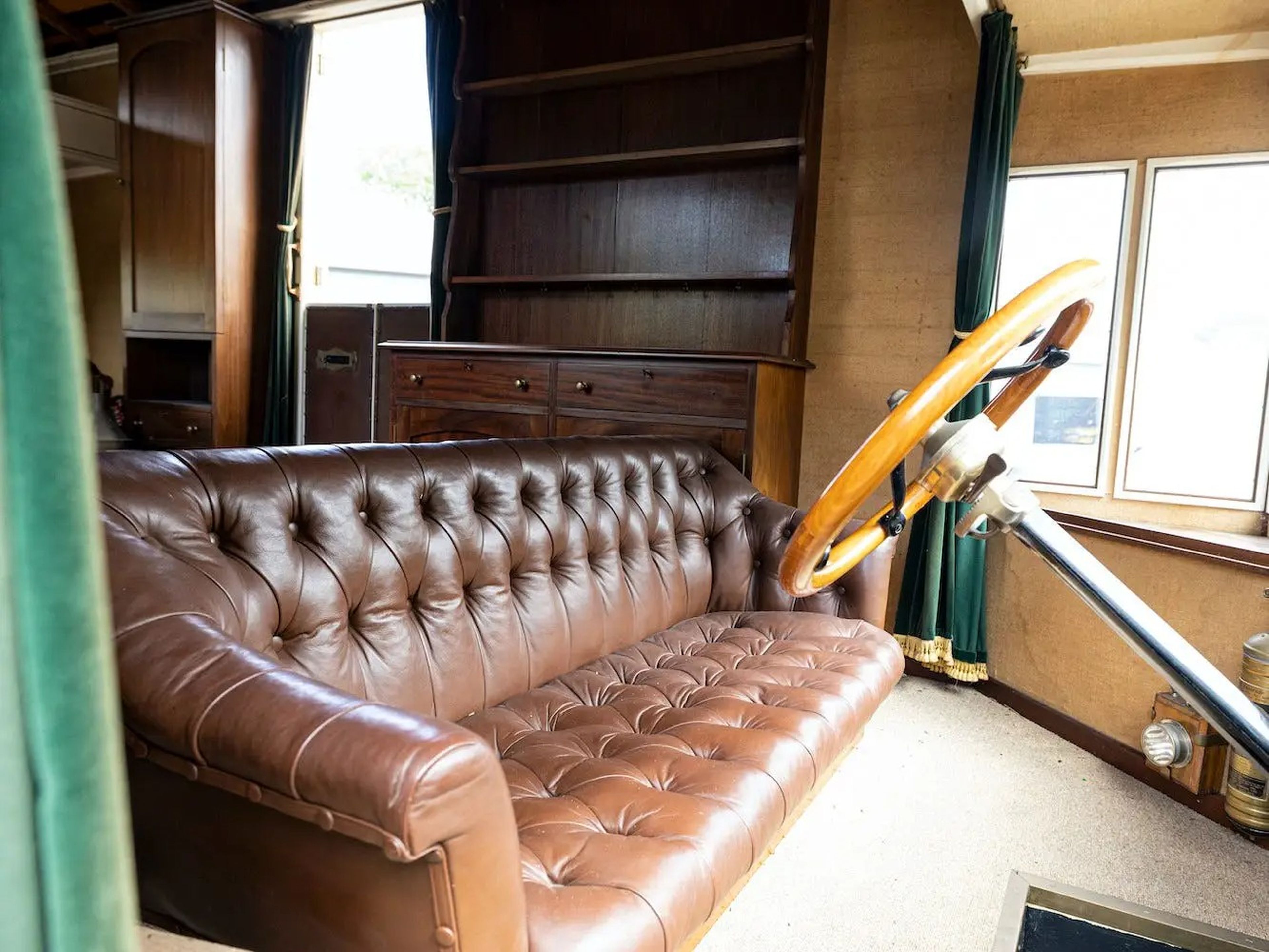 El sofá de cuero que sirve de asiento para el conductor y copiloto.