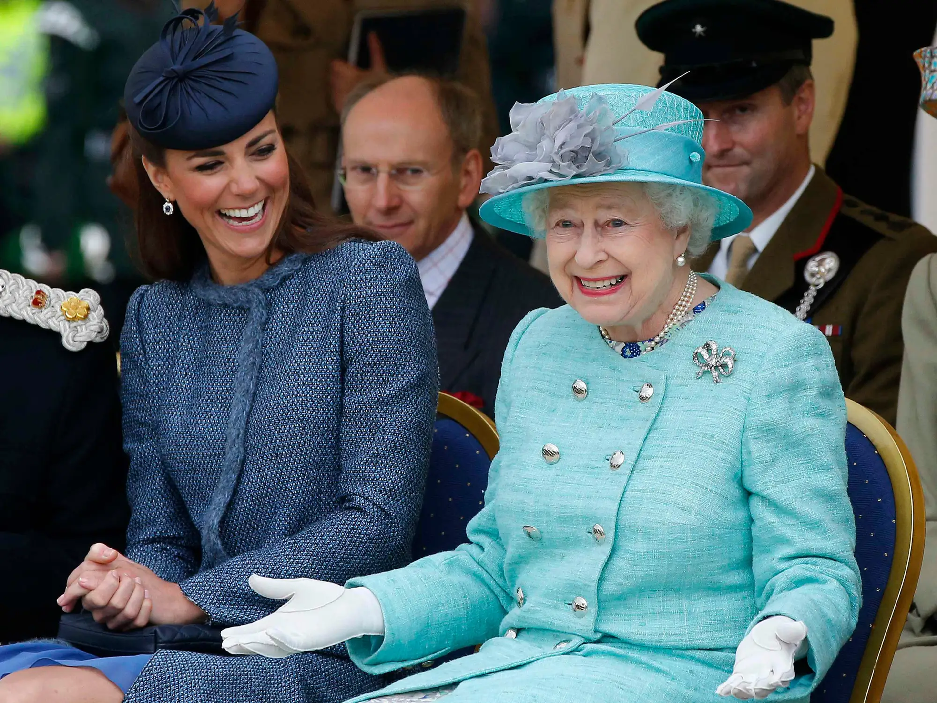 Kate Middleton se ríe junto a la reina Isabel II en una foto tomada en 2012.