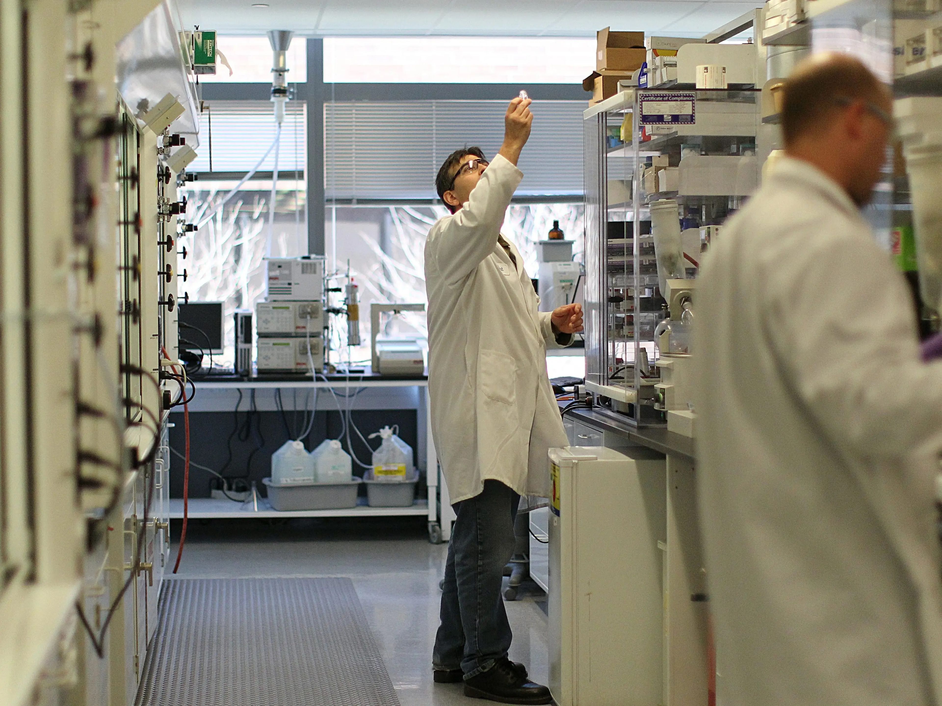 Un empleado de Biogen trabaja en el laboratorio de la empresa en Cambridge (Massachusetts, EEUU) en 2013.