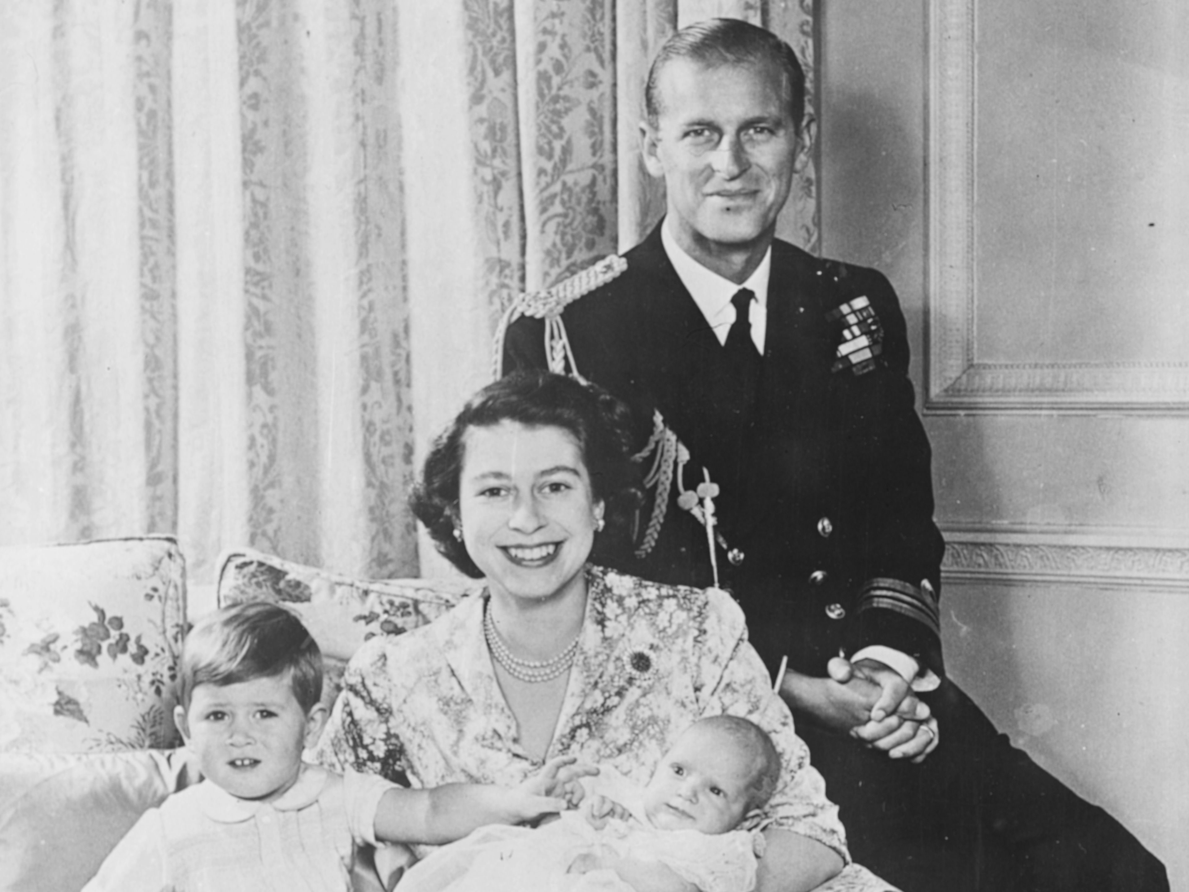 La entonces princesa Isabel y el príncipe Felipe con su hija la princesa Ana y su hijo el príncipe Carlos en 1950.