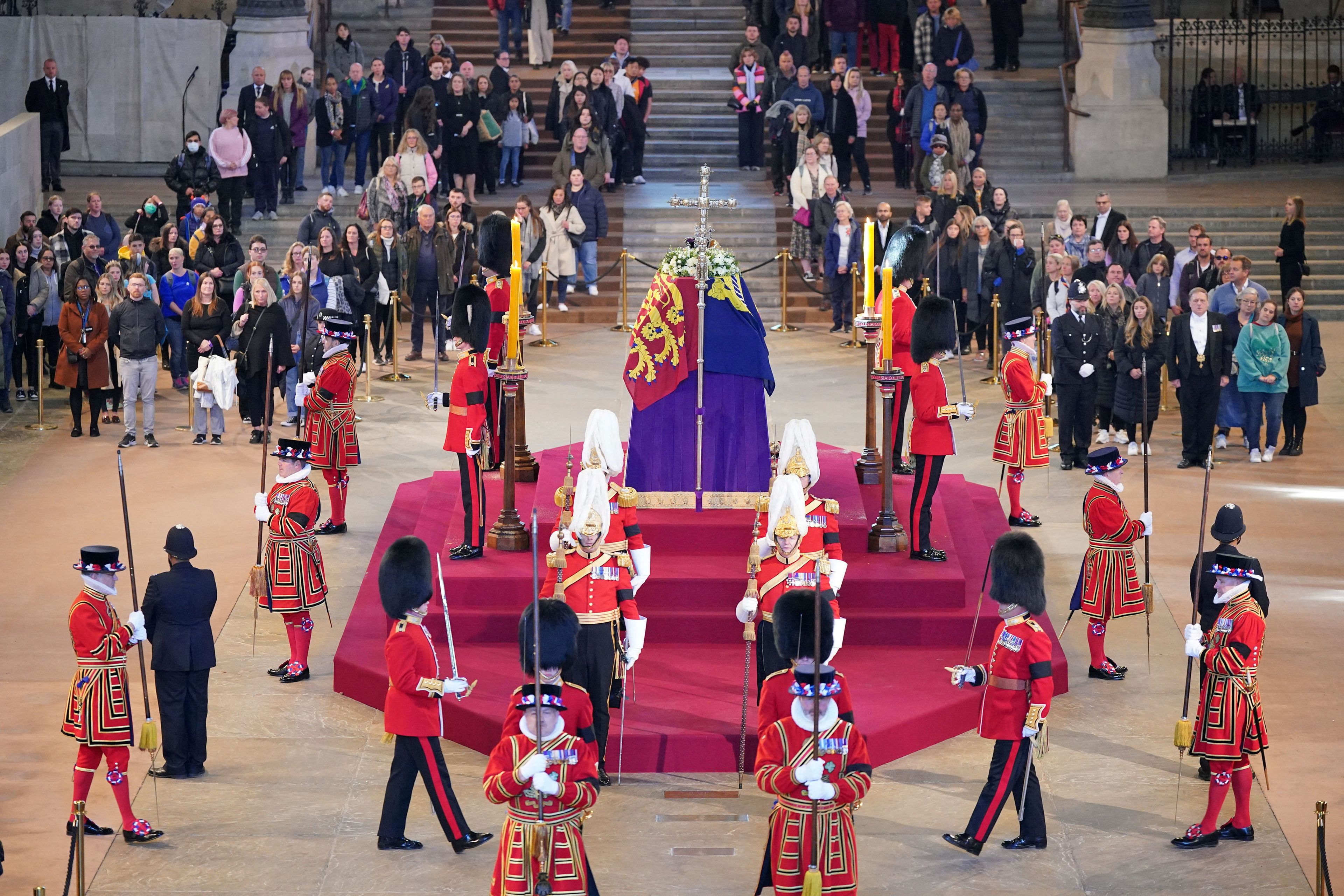 Cambio de guardia frente al féretro de la reina Isabel II.
