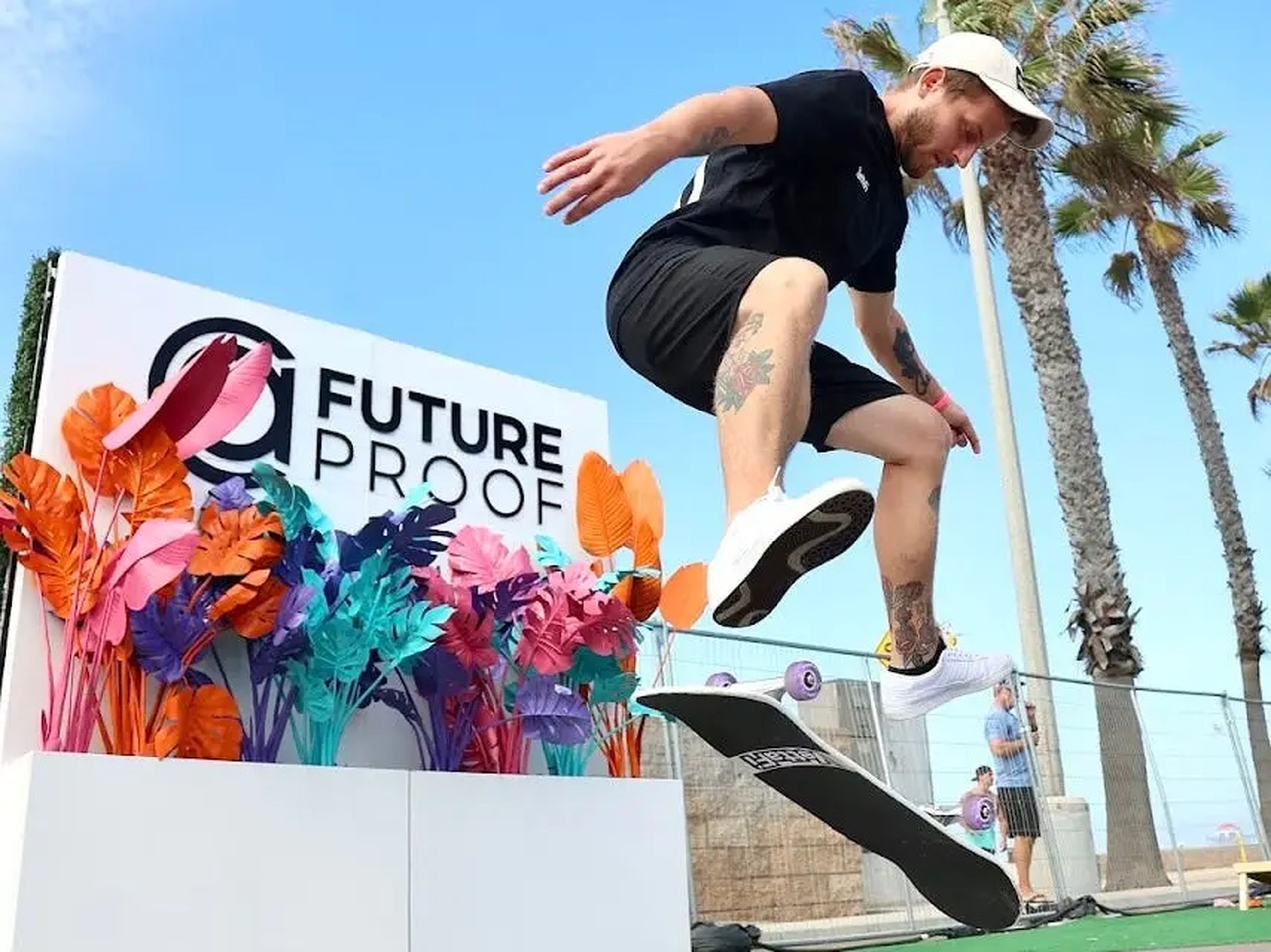 Future Proof rindió homenaje a la cultura del monopatín de Huntington Beach, California.