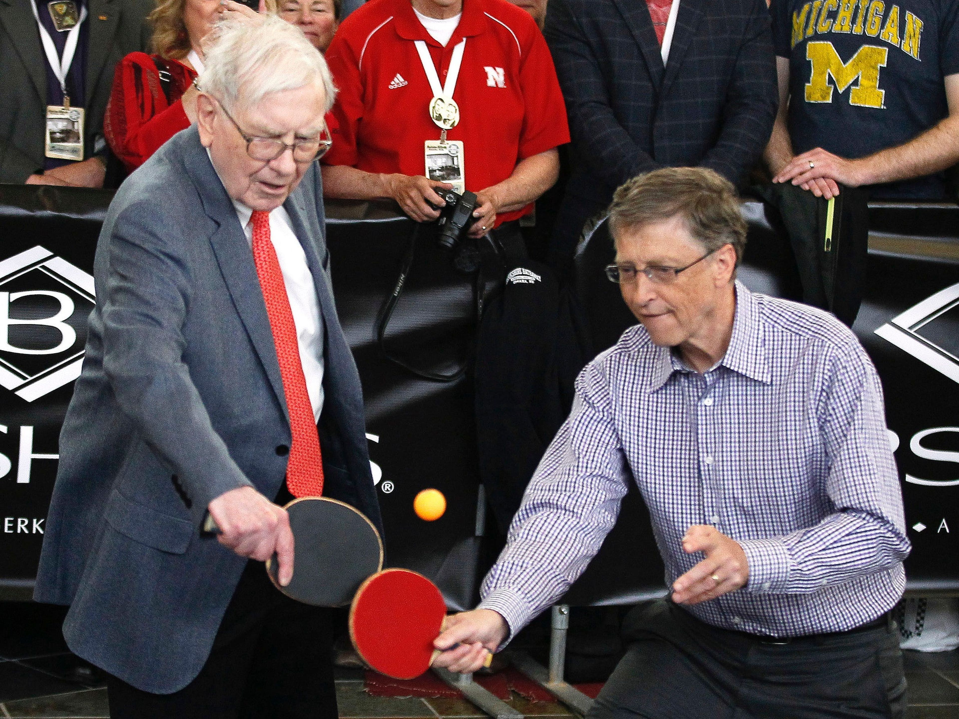 Gates y Buffet jugando un partido de ping pong.