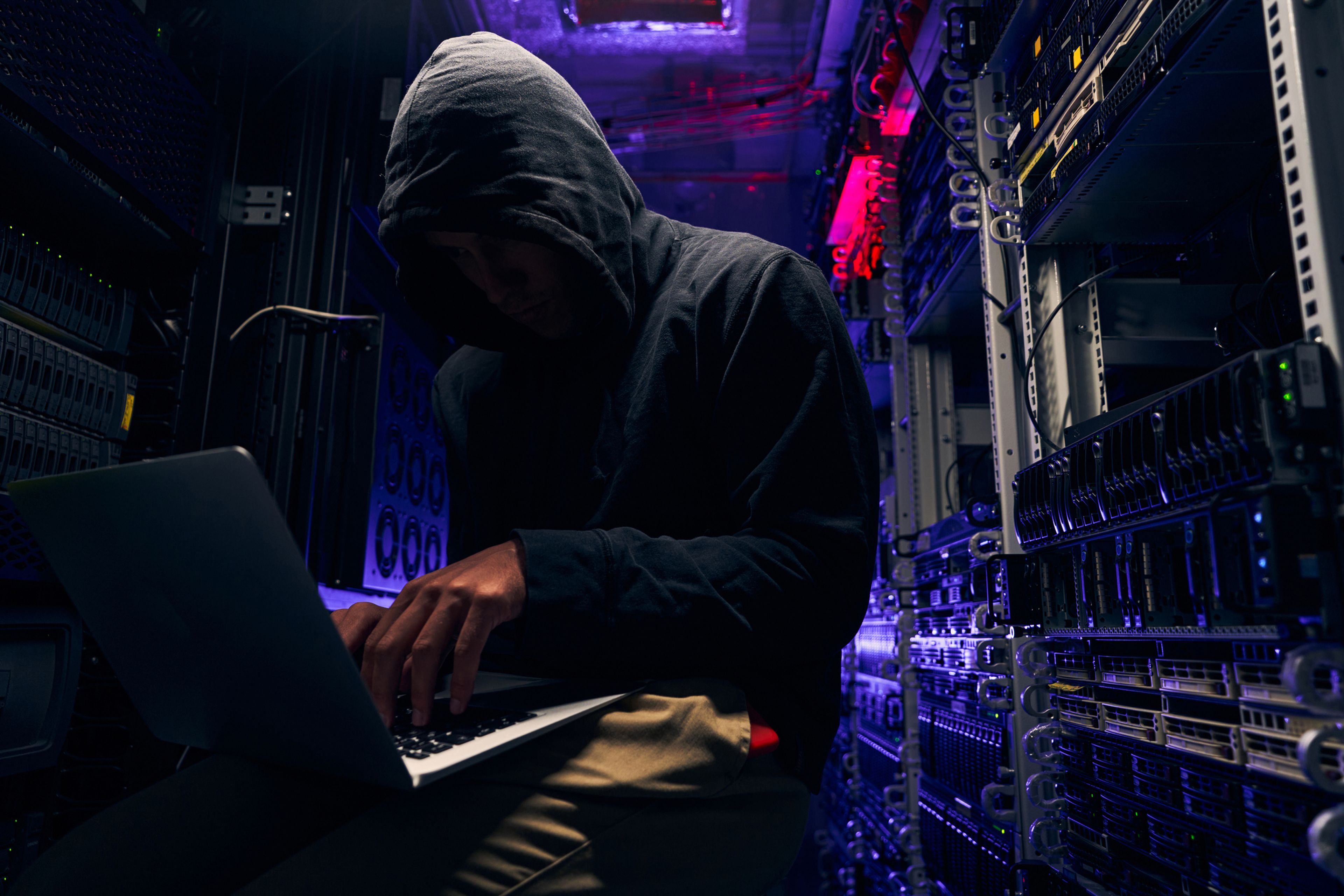 Un hacker lanza un ataque desde una sala de servidores.