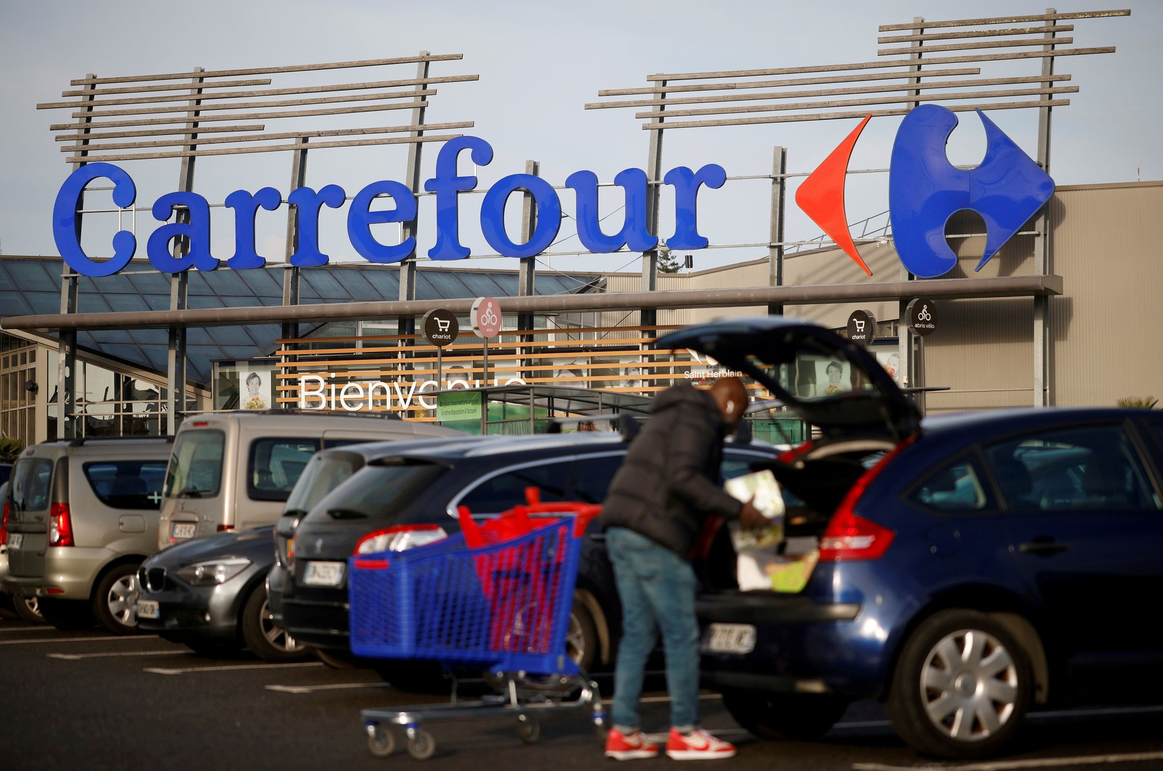 Un hombre comprando en Carrefour.