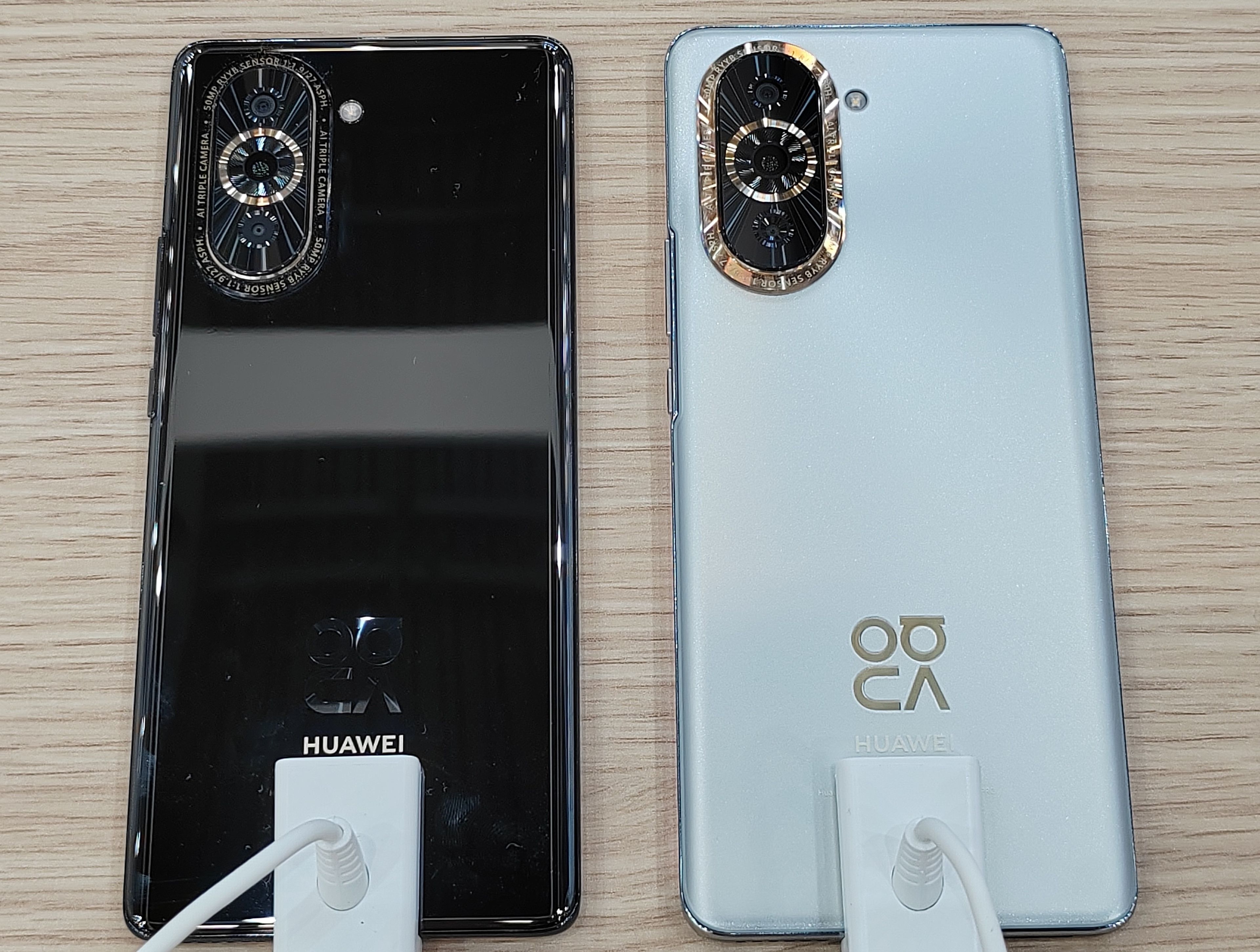 Huawei Nova 10 (izq.) y su versión Pro (dcha.).