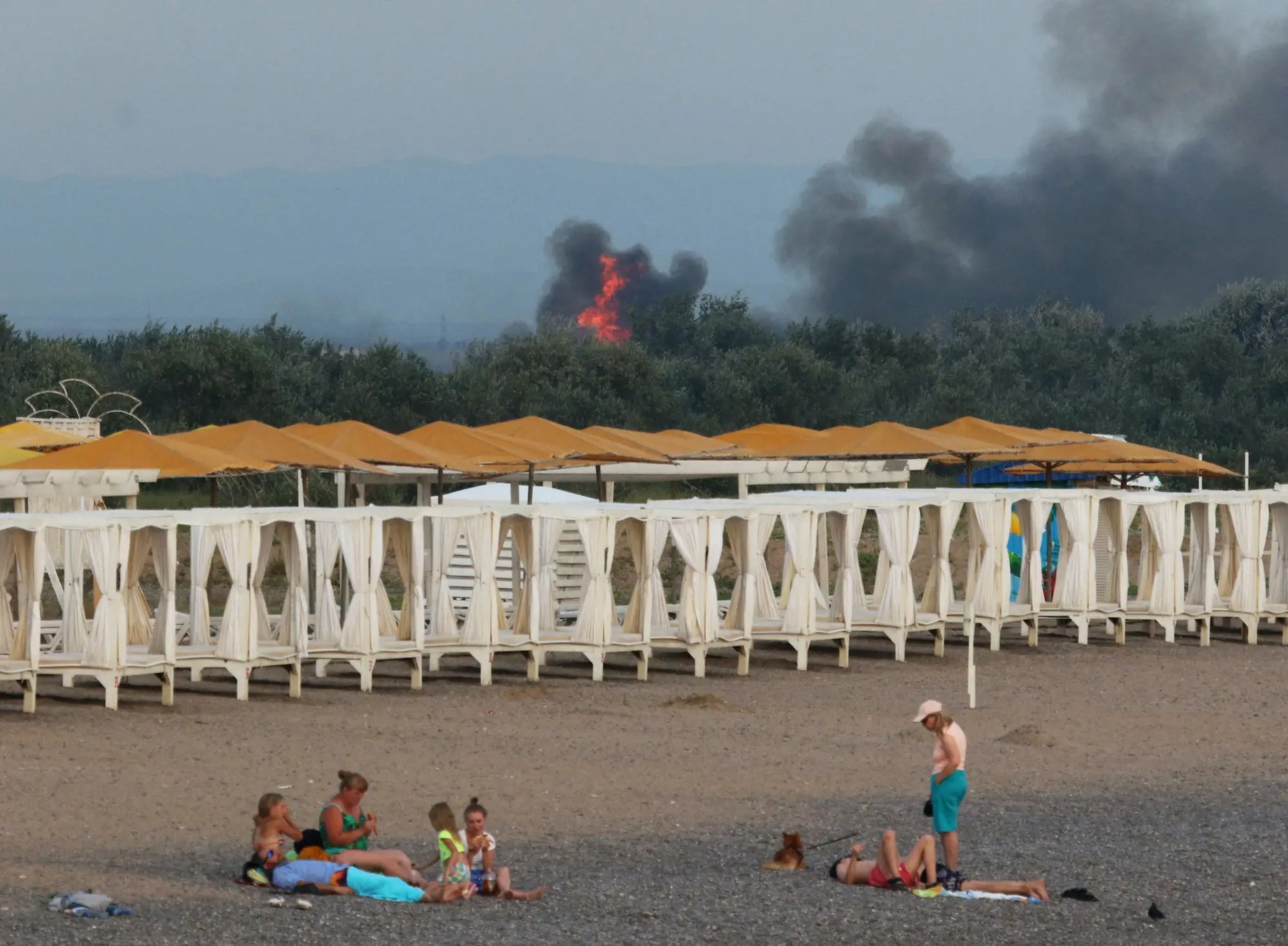 Humo y llamas en una base militar rusa en Crimea después de una explosión el 9 de agosto.