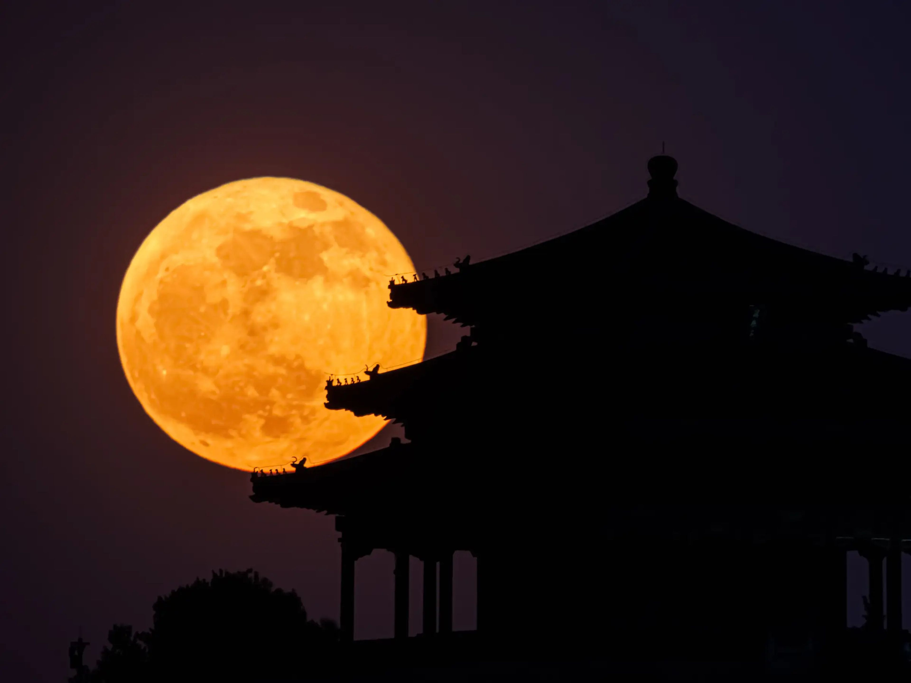 Luna llena sobre Pekín (China).