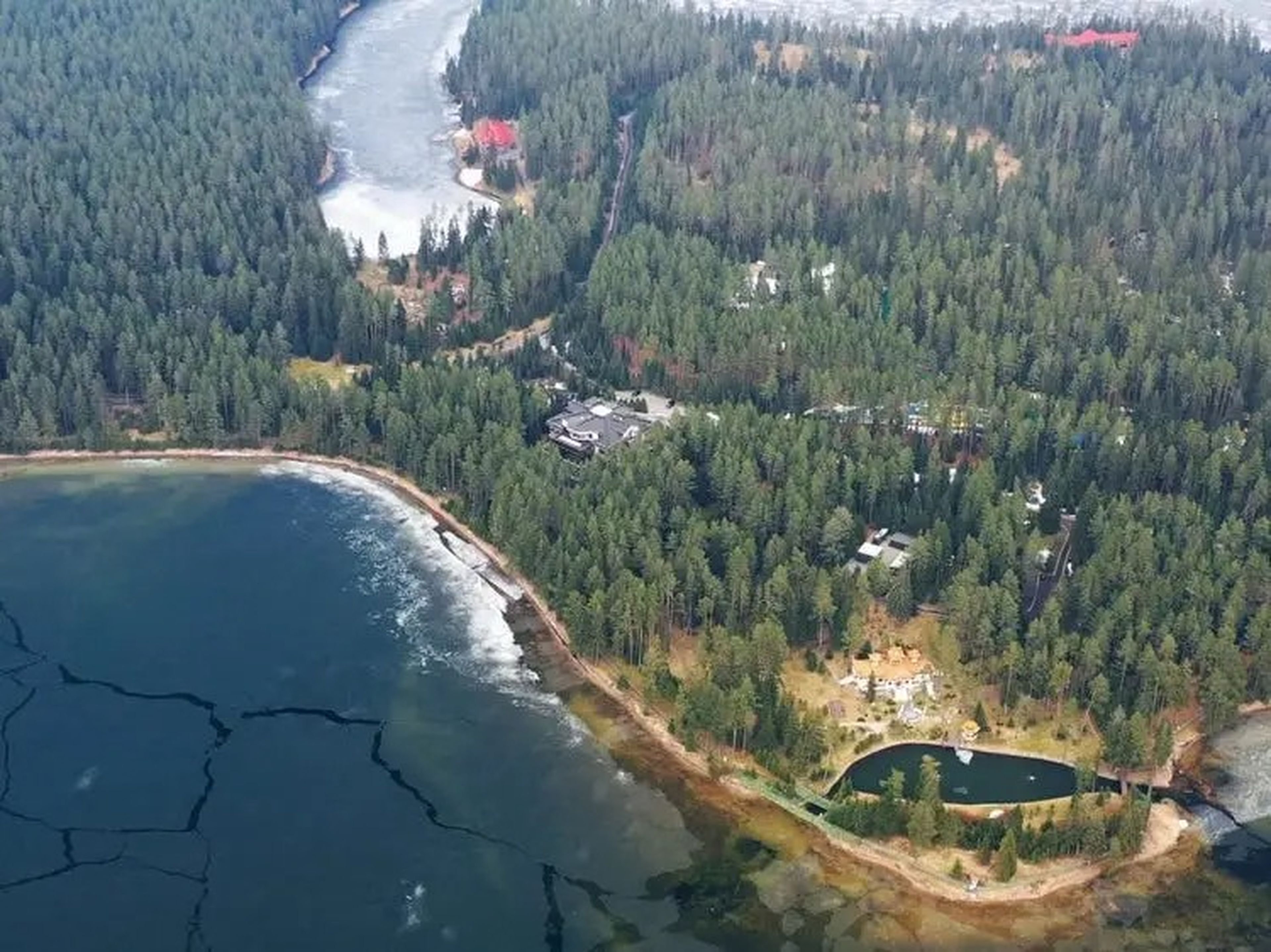 Imágenes de drones de la propiedad del lago Valdai.