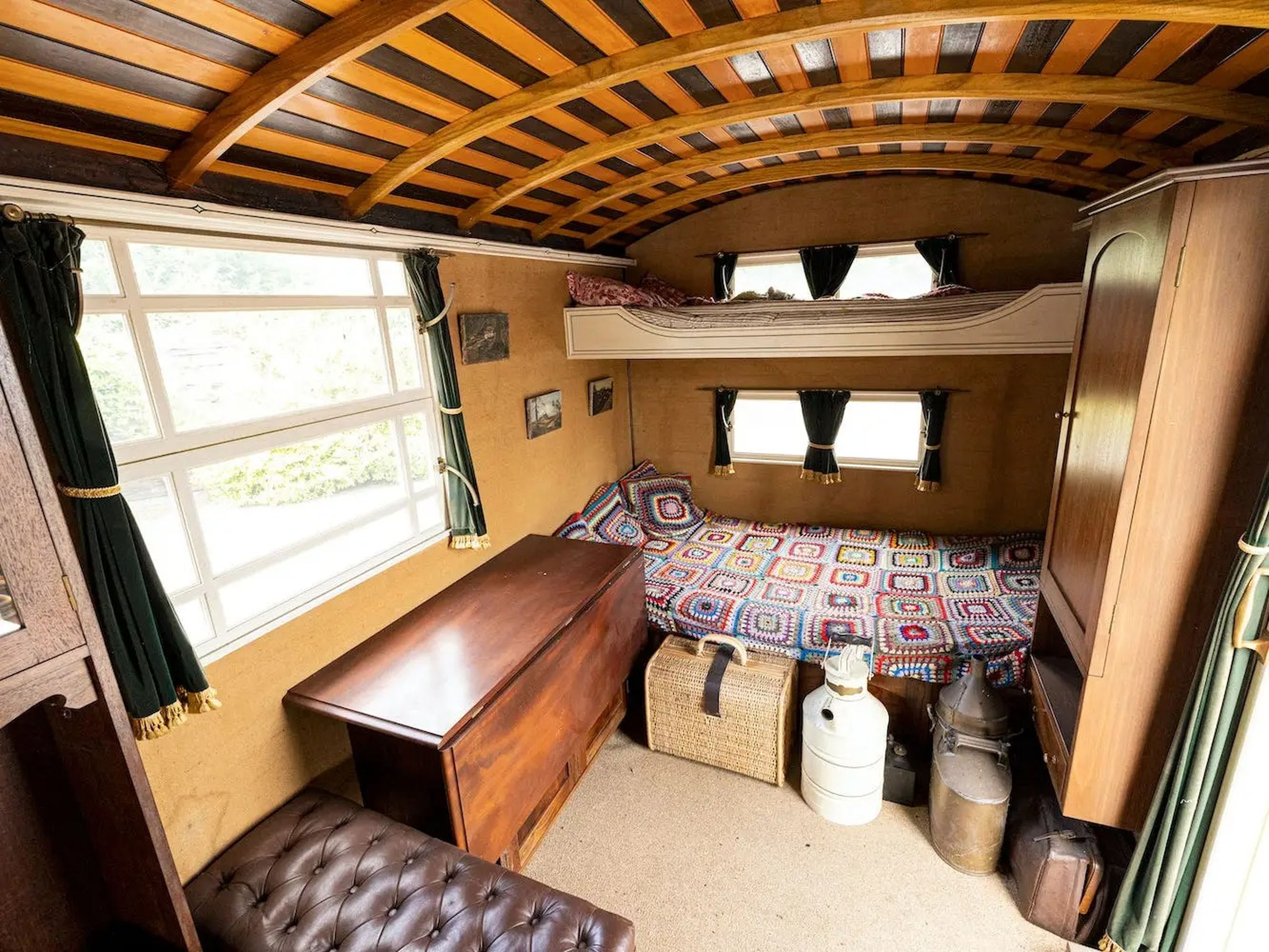En el interior de la caravana podemos encontrar dos camas grandes y diversos armarios.