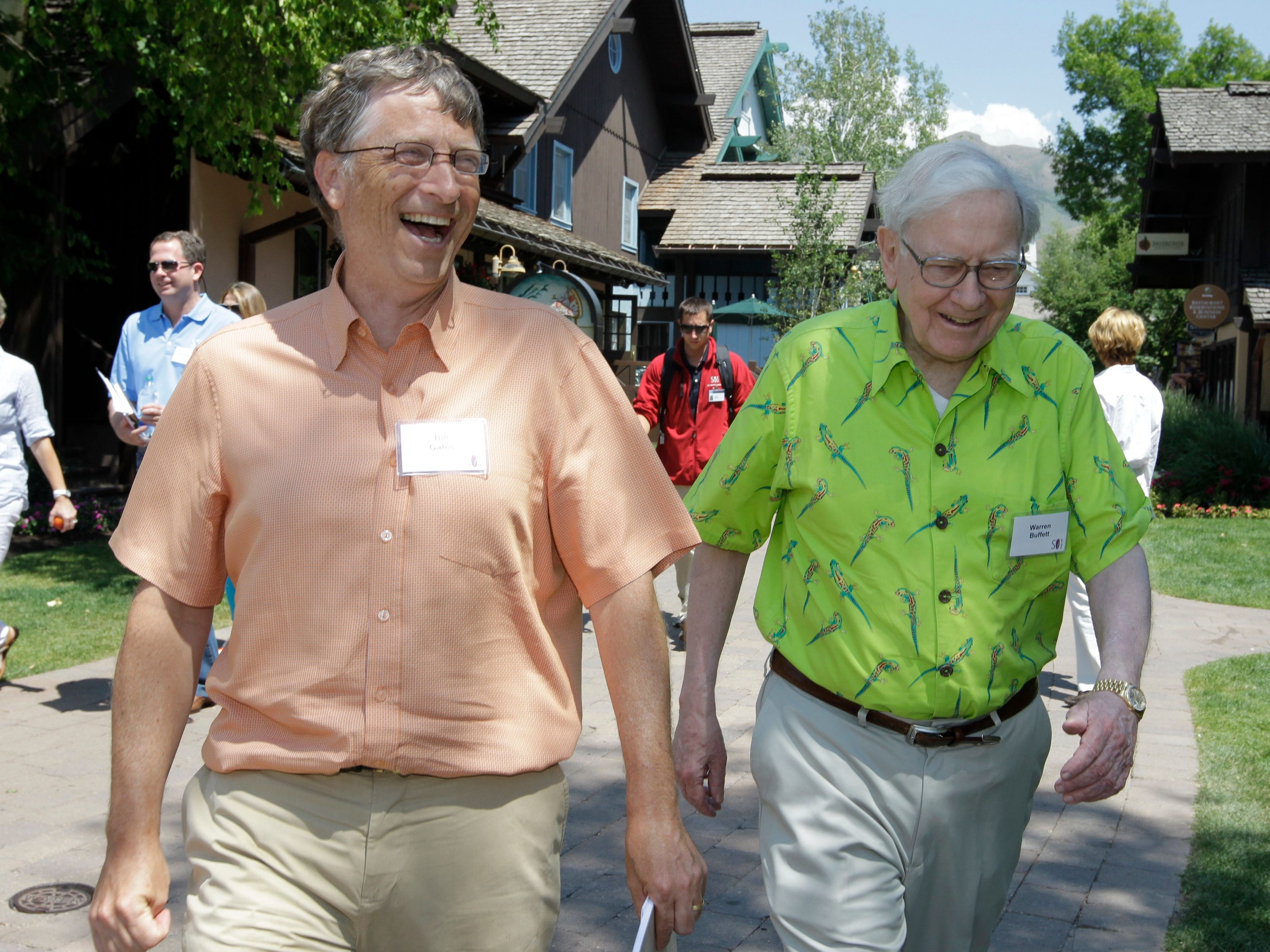 El inversor multimillonario Warren Buffett, a la derecha, y el presidente y cofundador de Microsoft, Bill Gates, a la izquierda, en la conferencia Allen & Company Sun Valley el 12 de julio de 2012.