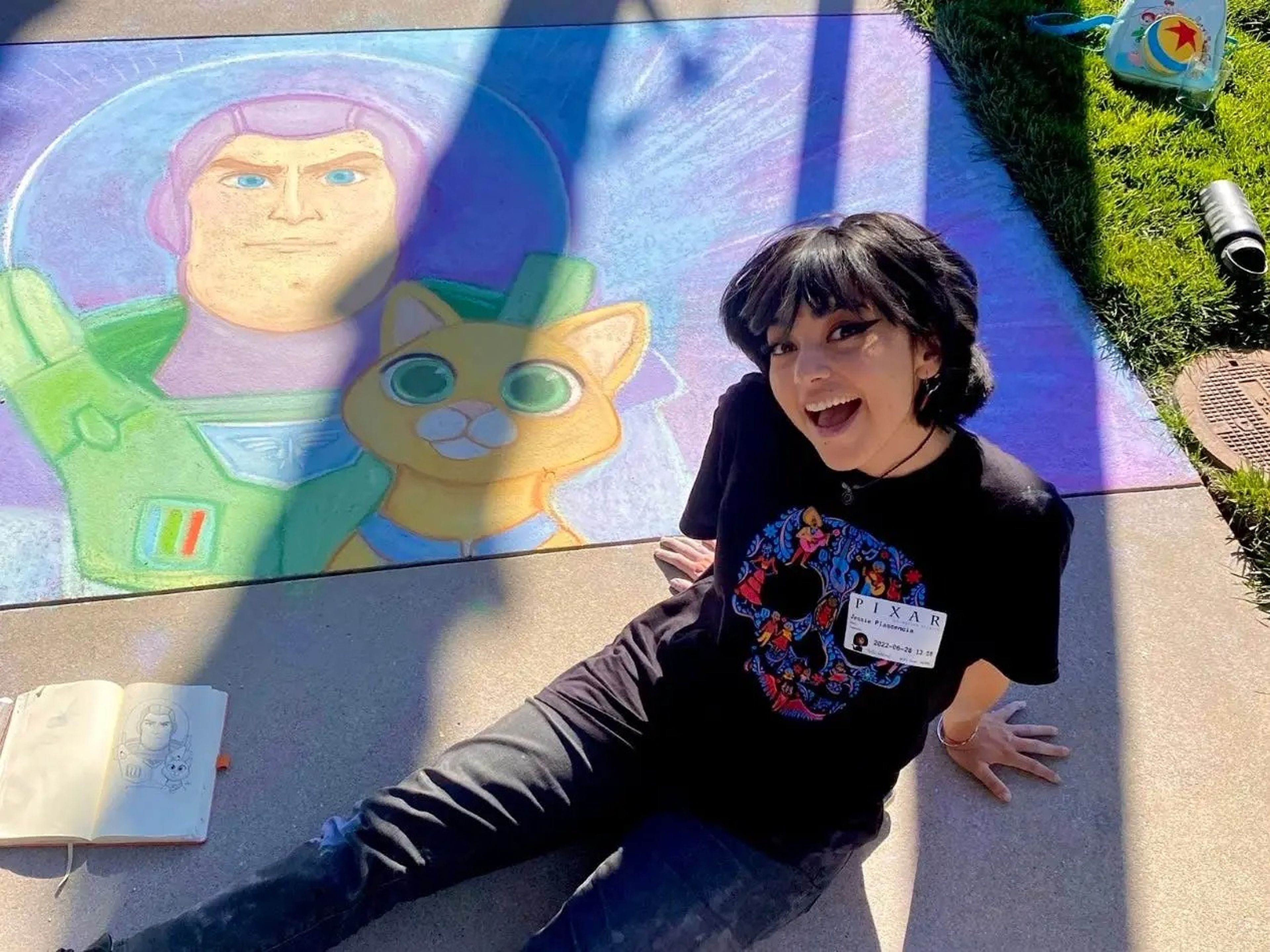 Jessie Plasencia, dibujando frente a la sede de Pixar para llamar la atención de los empleados.