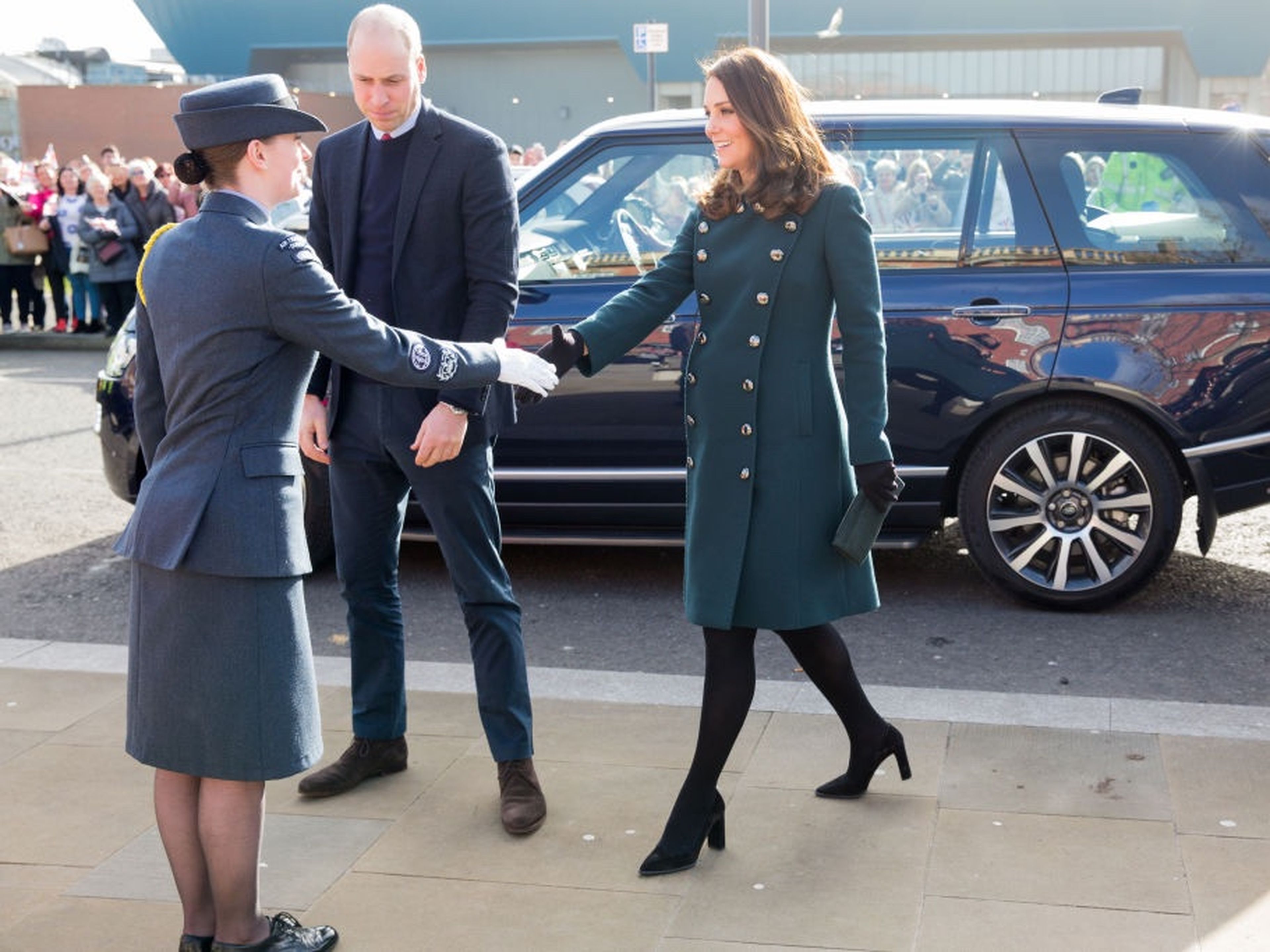 Kate Middleton llegando a un compromiso real con un apretón de manos.