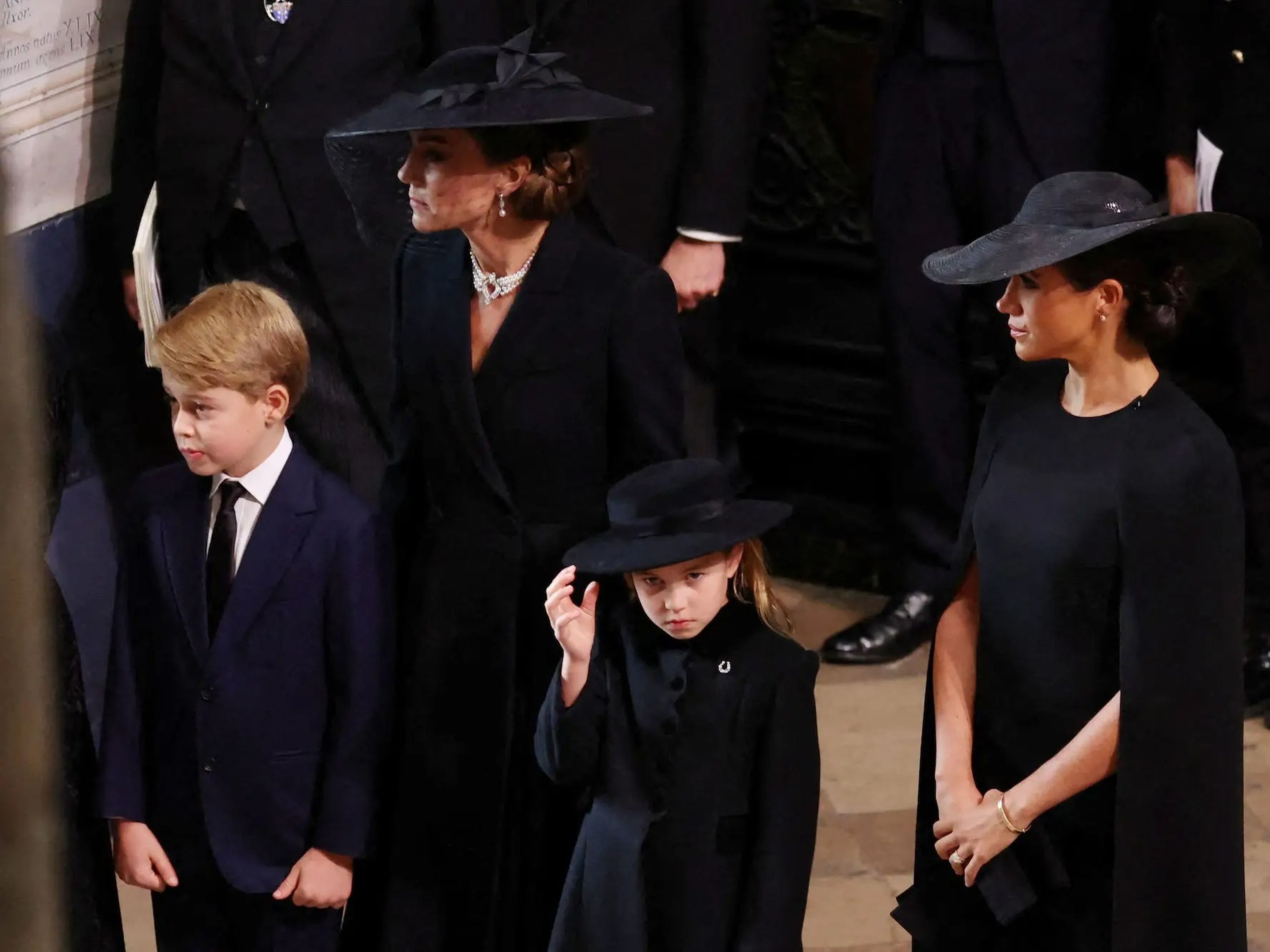 Kate Middleton, Meghan Markle, el príncipe Jorge, y la princesa Carlota en el funeral de la reina Isabel II.