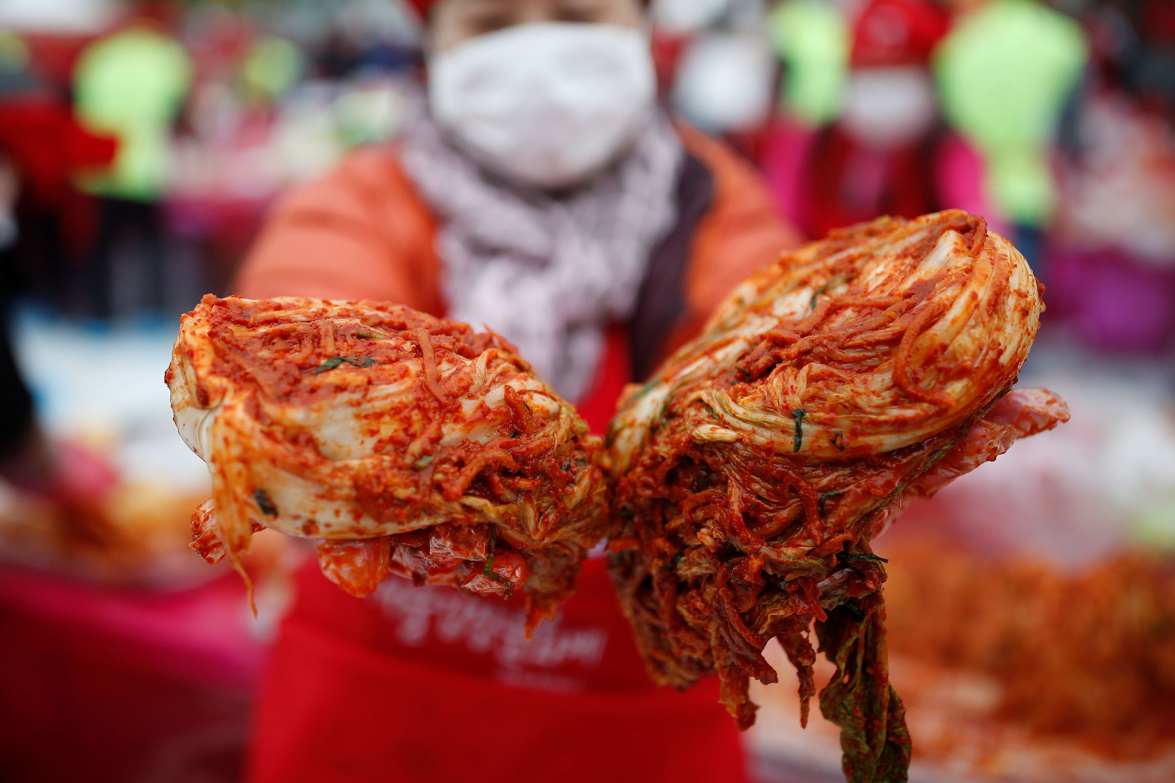Una mujer posa para la foto con un kimchi casero tradicional durante el Festival Kimchi de Seúl.