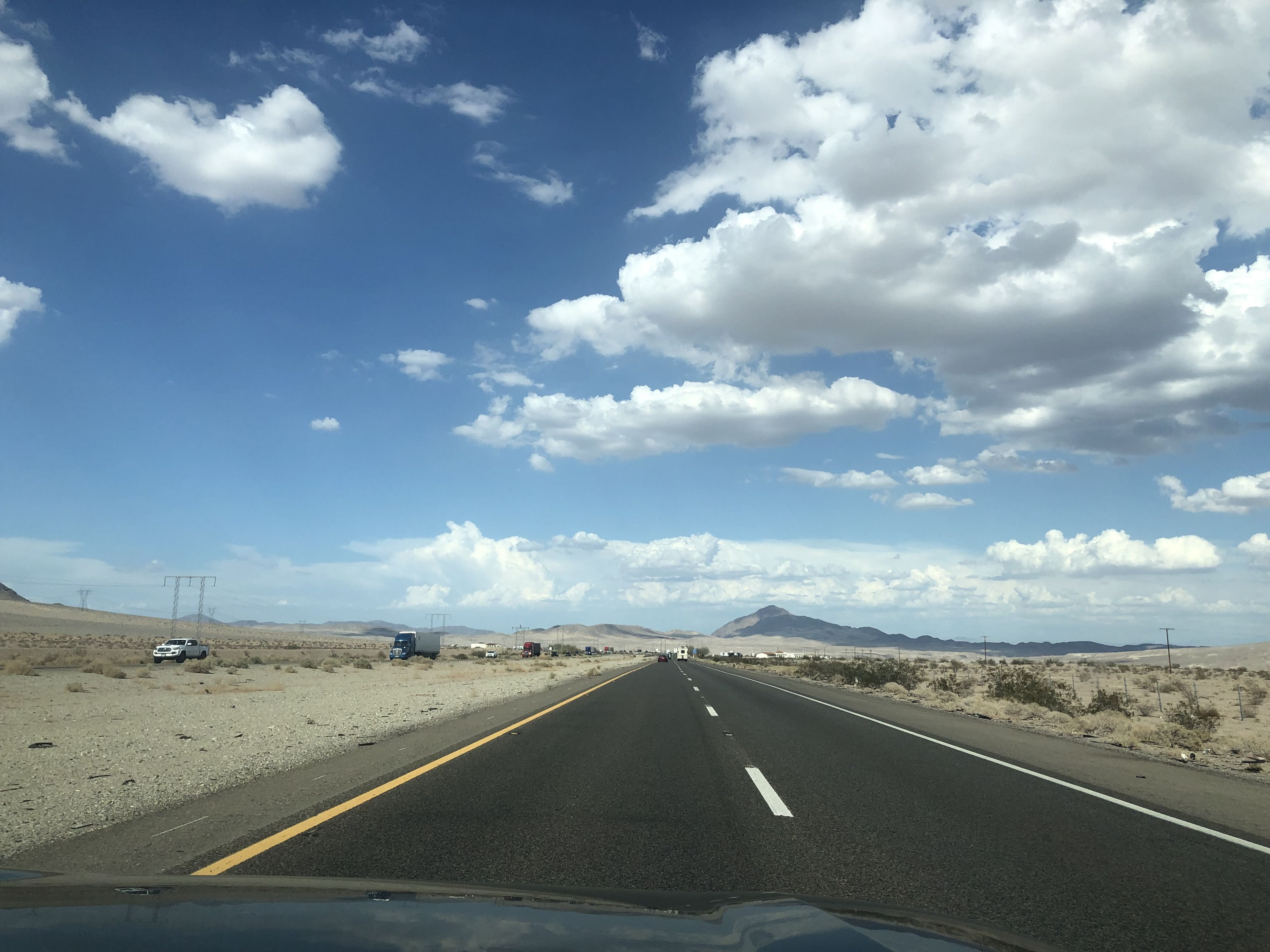Largas carreteras por el desierto.