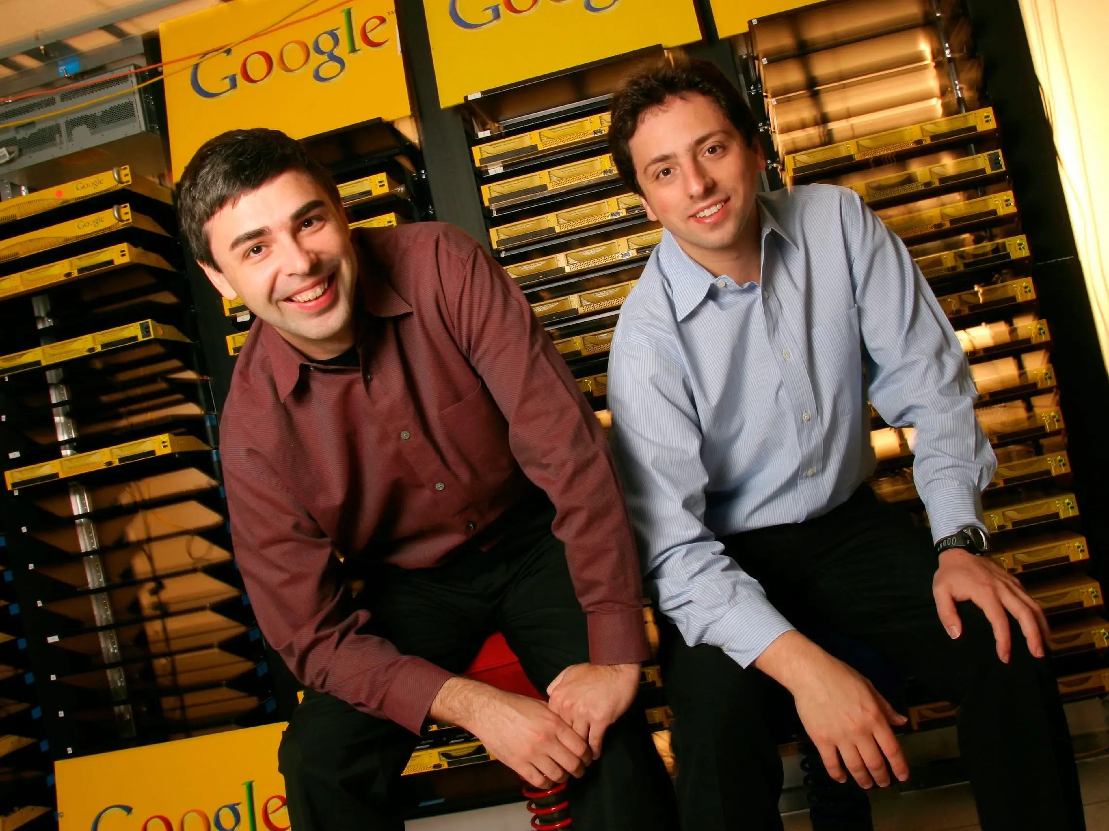 Larry Page y Sergey Brin en una sala de servidores de las oficinas de Google en Mountain View, California, en 2003.