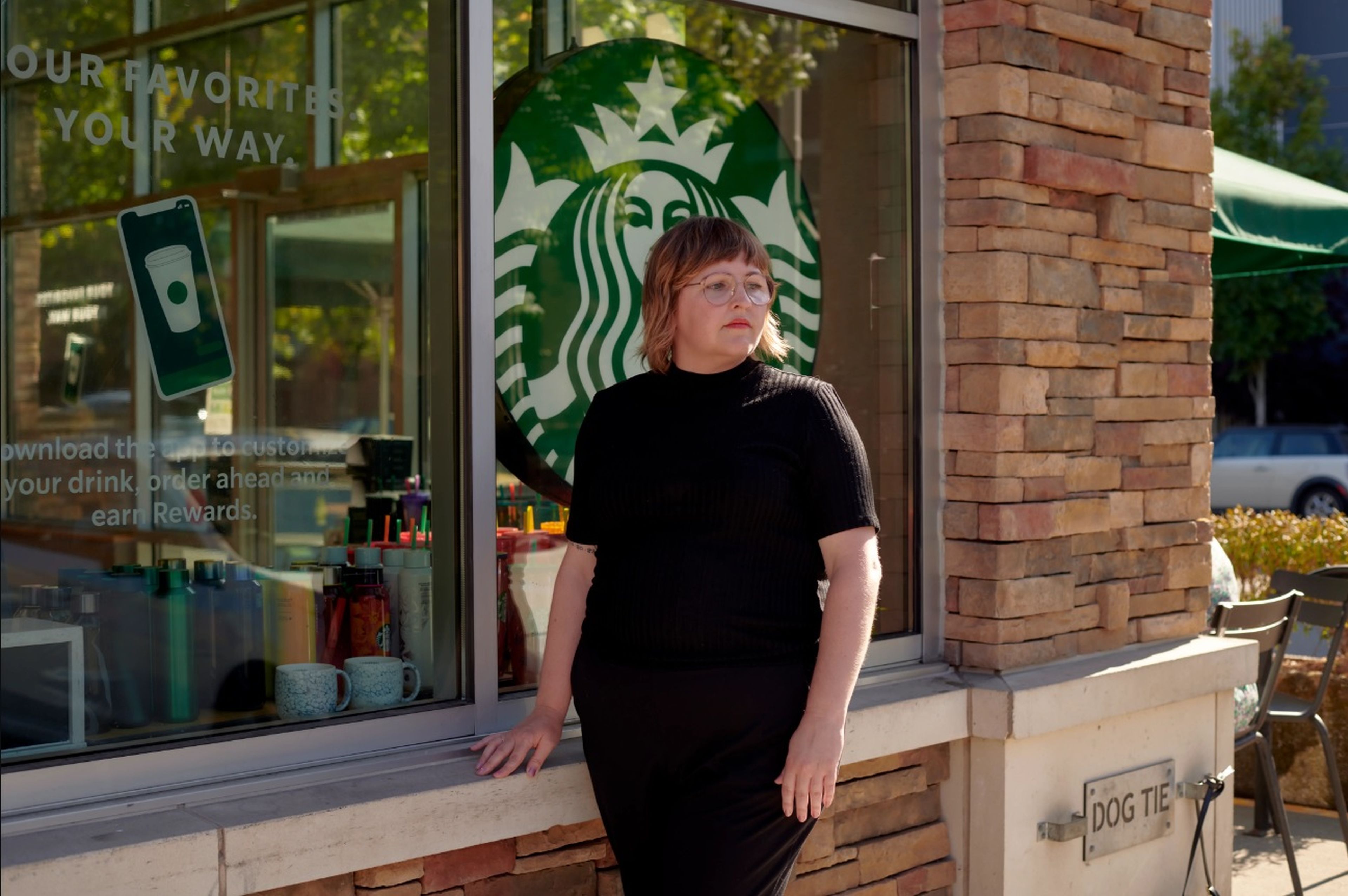 Lindsey Price fuera de un Starbucks, después de que la empresa la despidiera en abril.