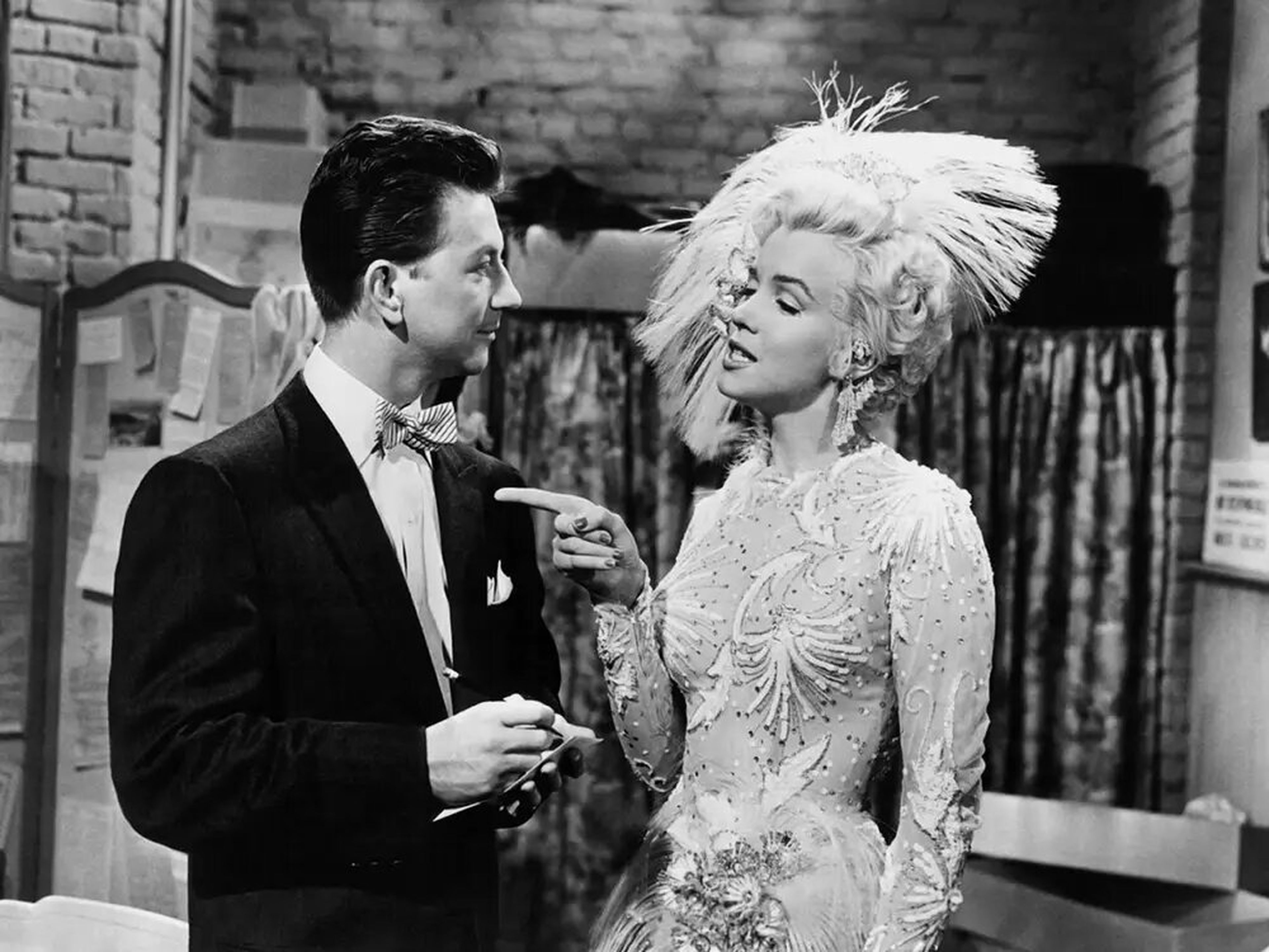 Marilyn Monroe y Donald O'Connor en una escena de esta película de 20th Century Fox.
