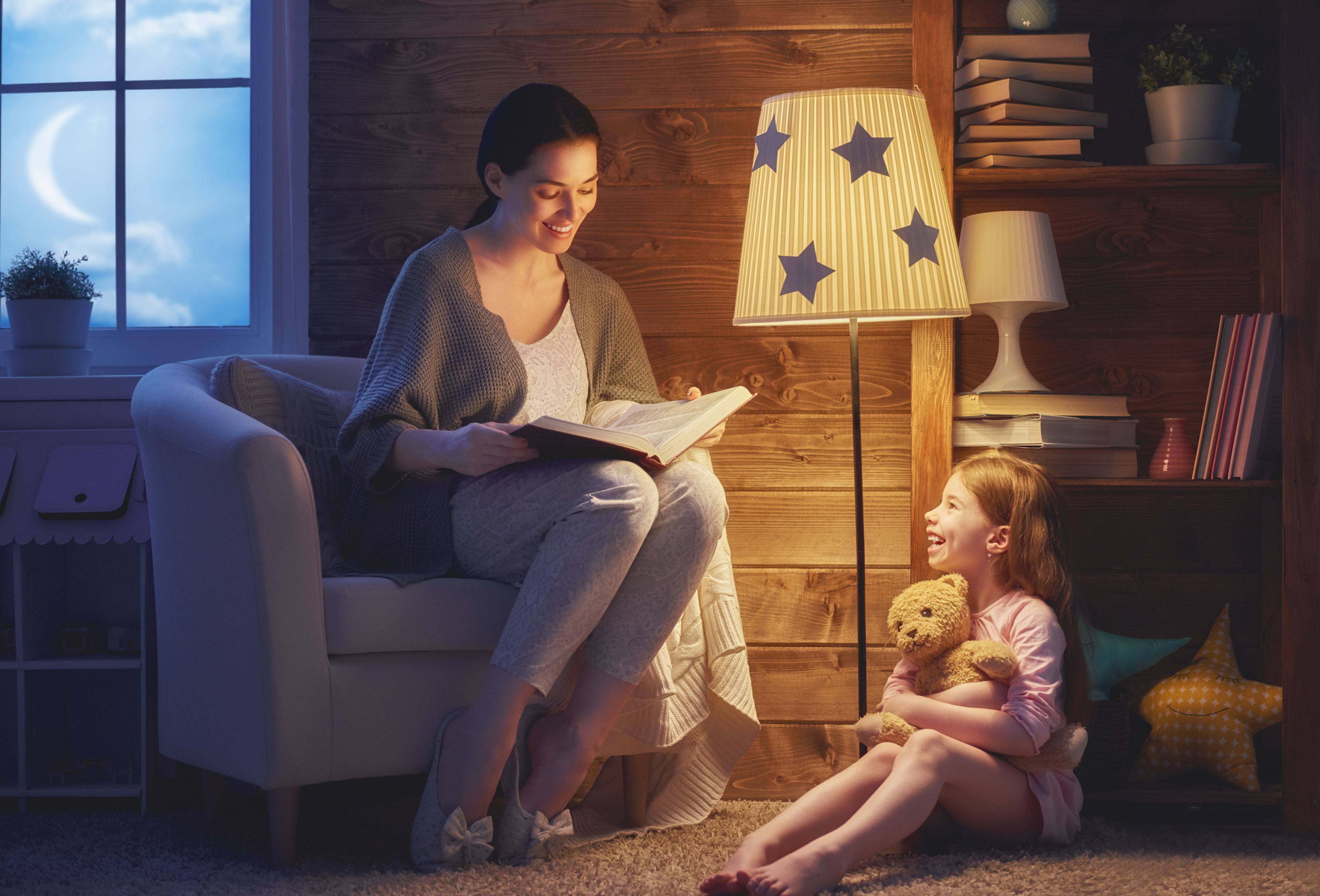 Una madre le lee un cuento a su hija.